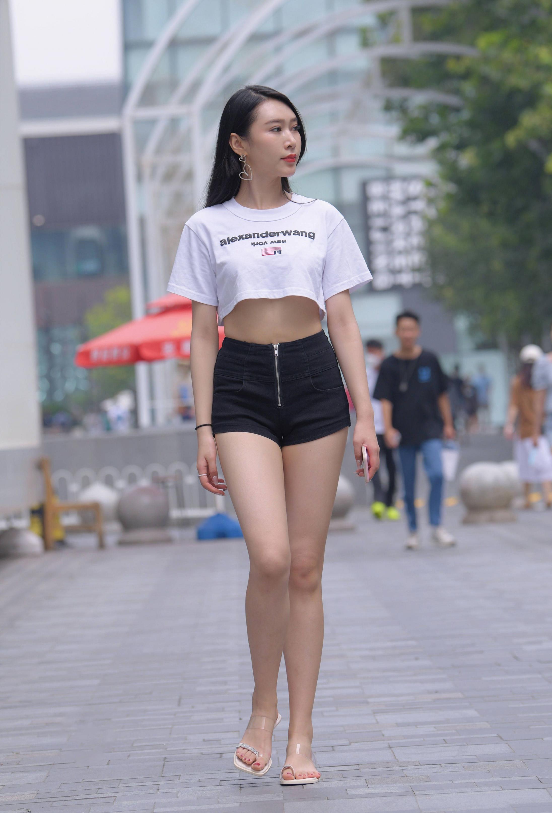 少妇丰满的身材  实在是诱人 