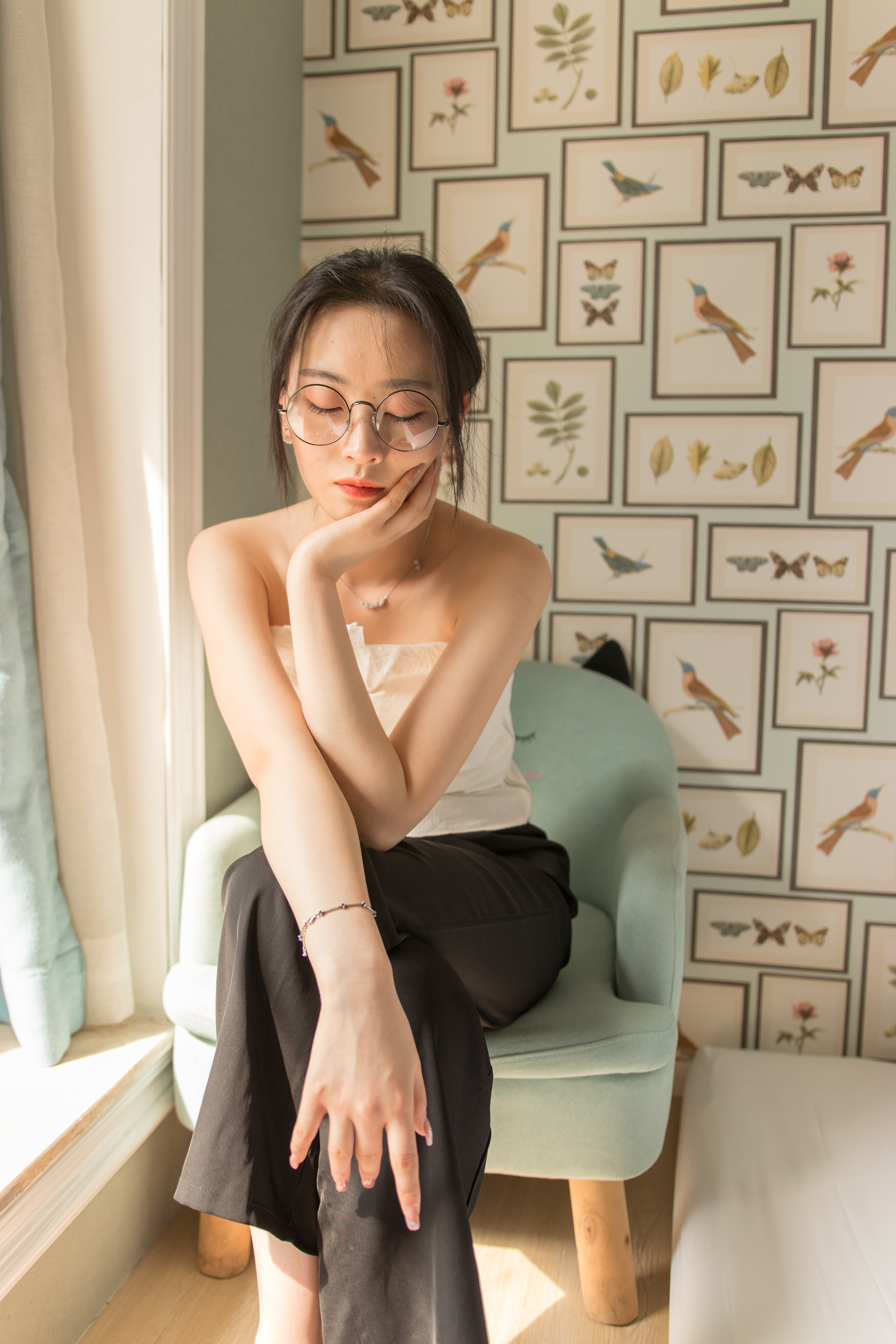 眼镜妹子看上去就是骚
