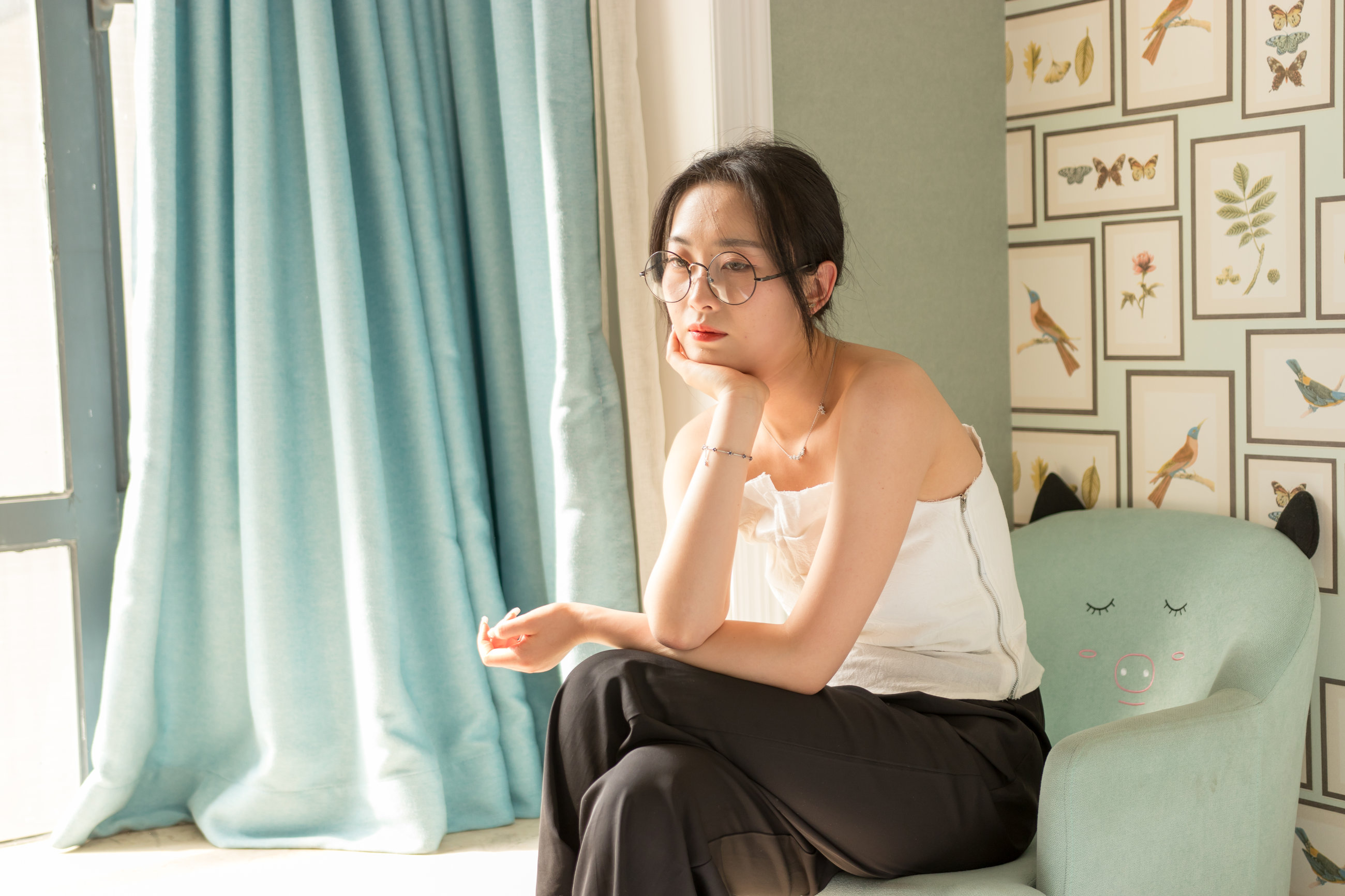 眼镜妹子看上去就是骚