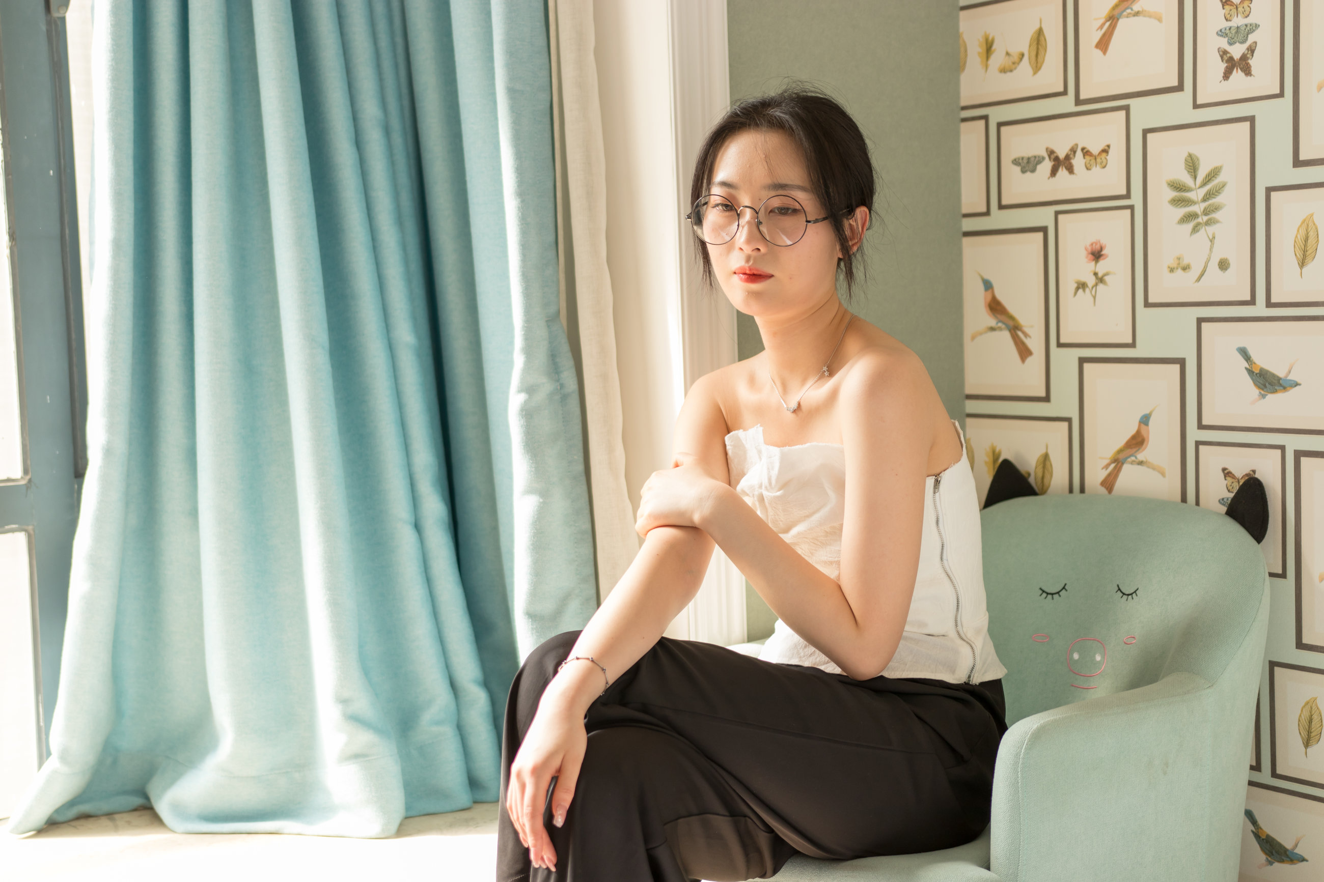 眼镜妹子看上去就是骚