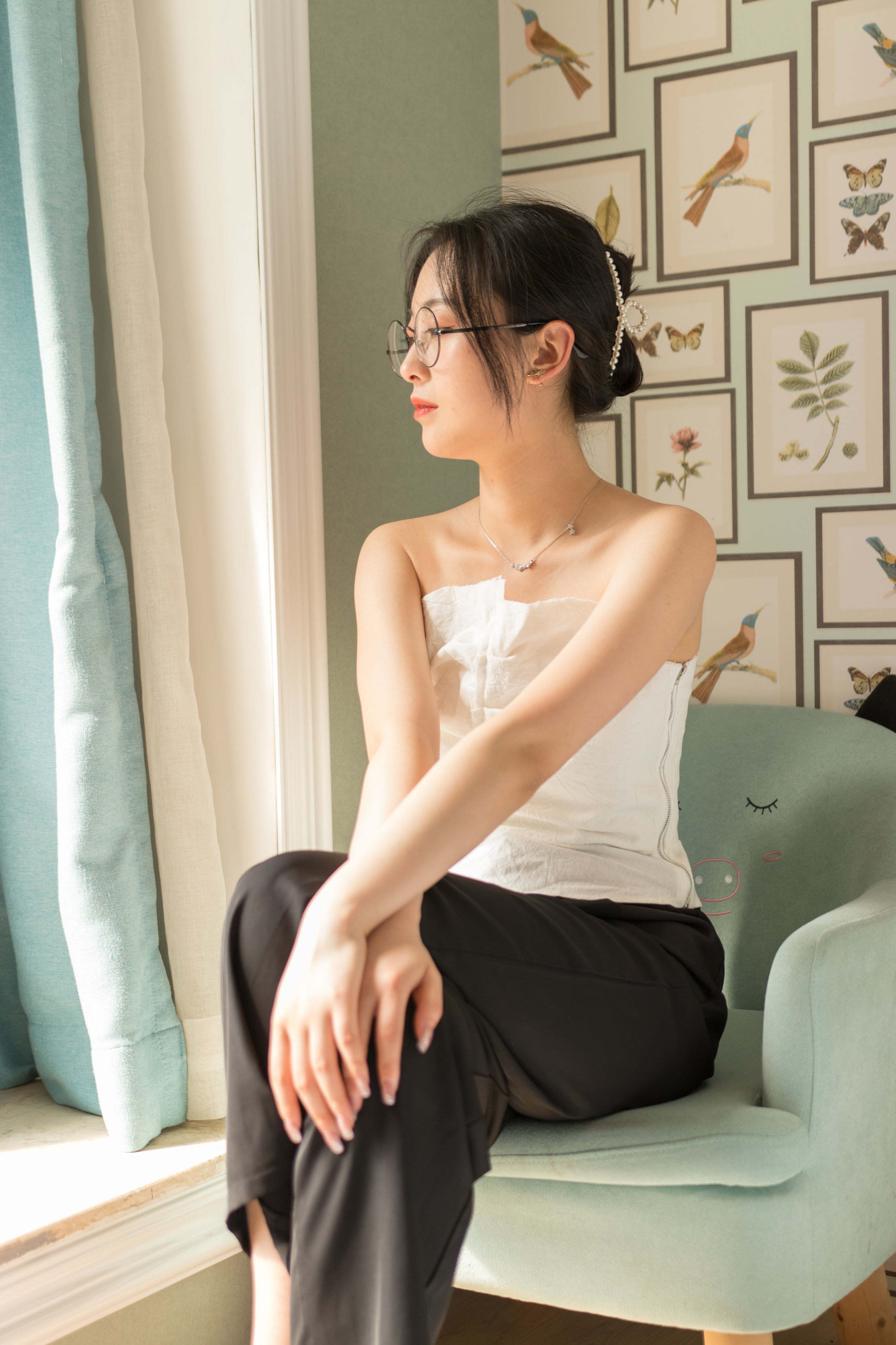 眼镜妹子看上去就是骚