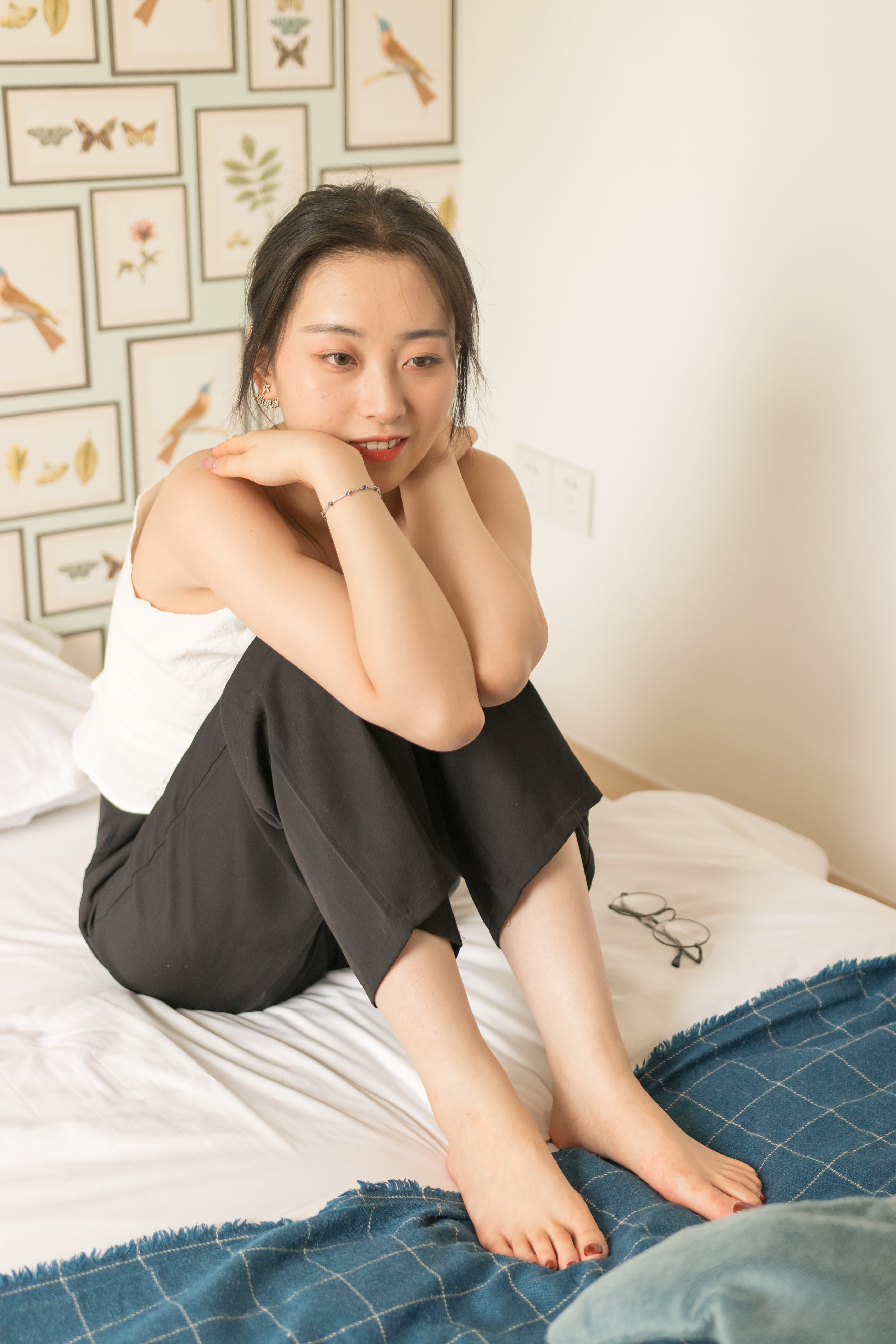 眼镜妹子看上去就是骚