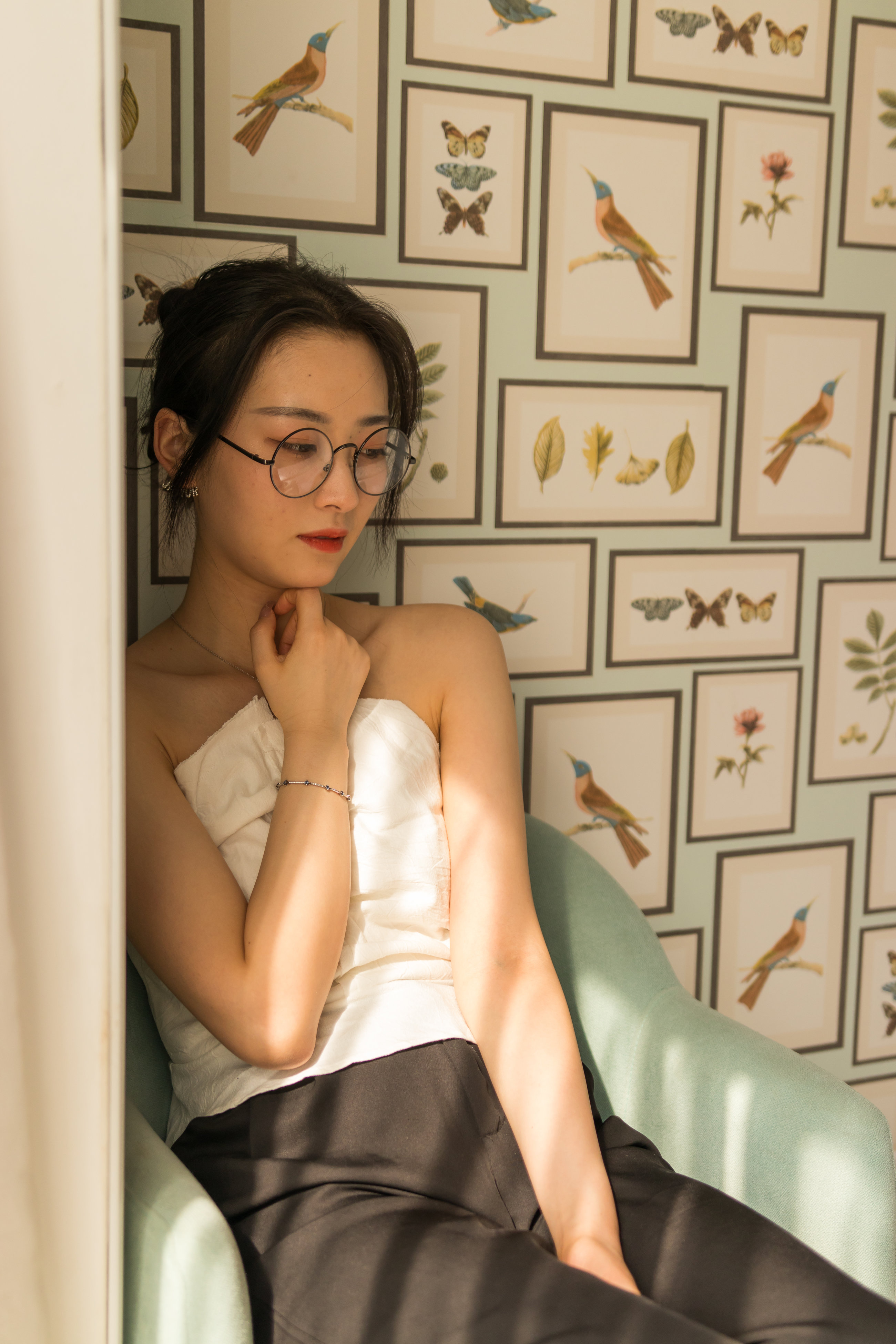 眼镜妹子看上去就是骚