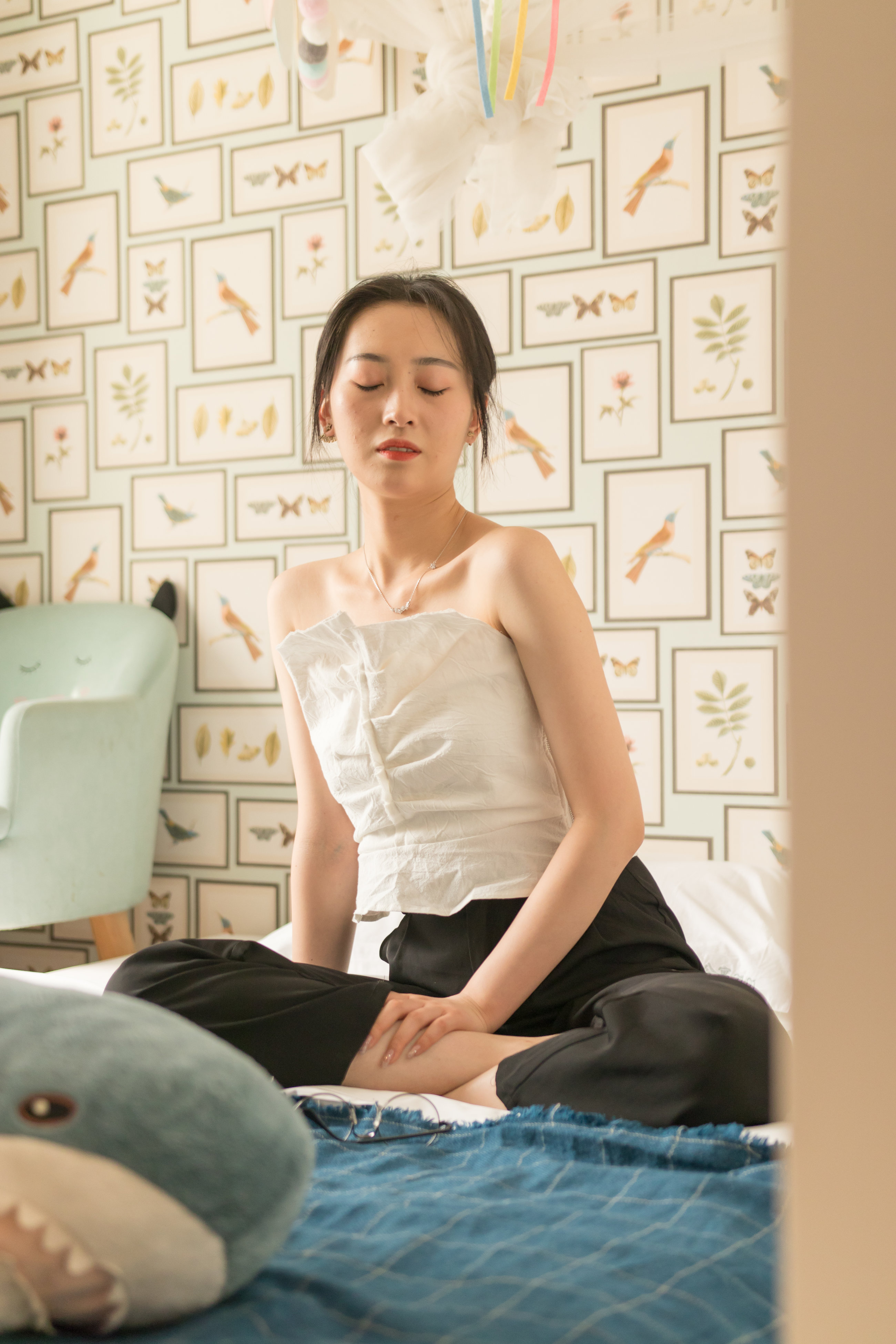 眼镜妹子看上去就是骚