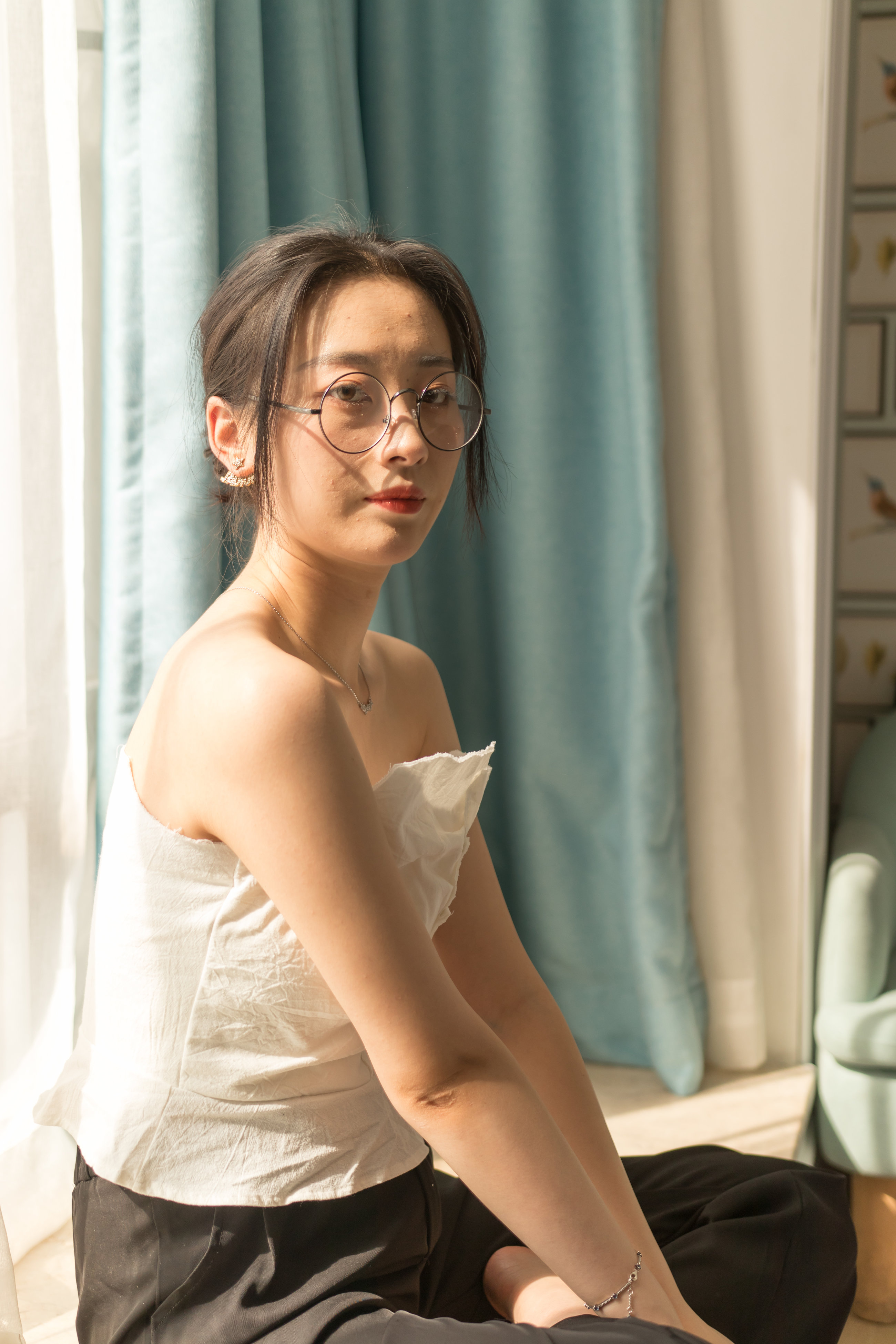 眼镜妹子看上去就是骚