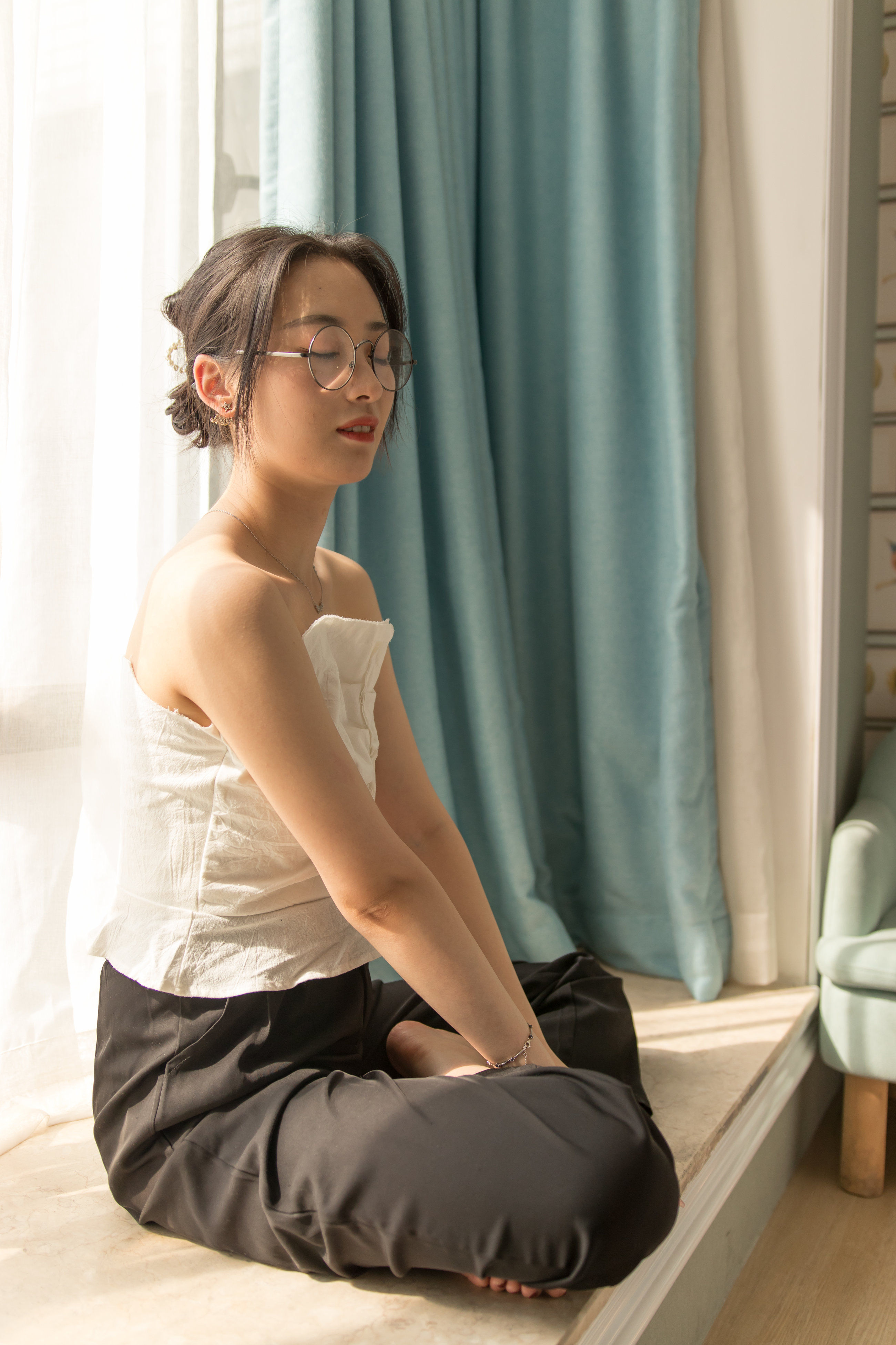 眼镜妹子看上去就是骚