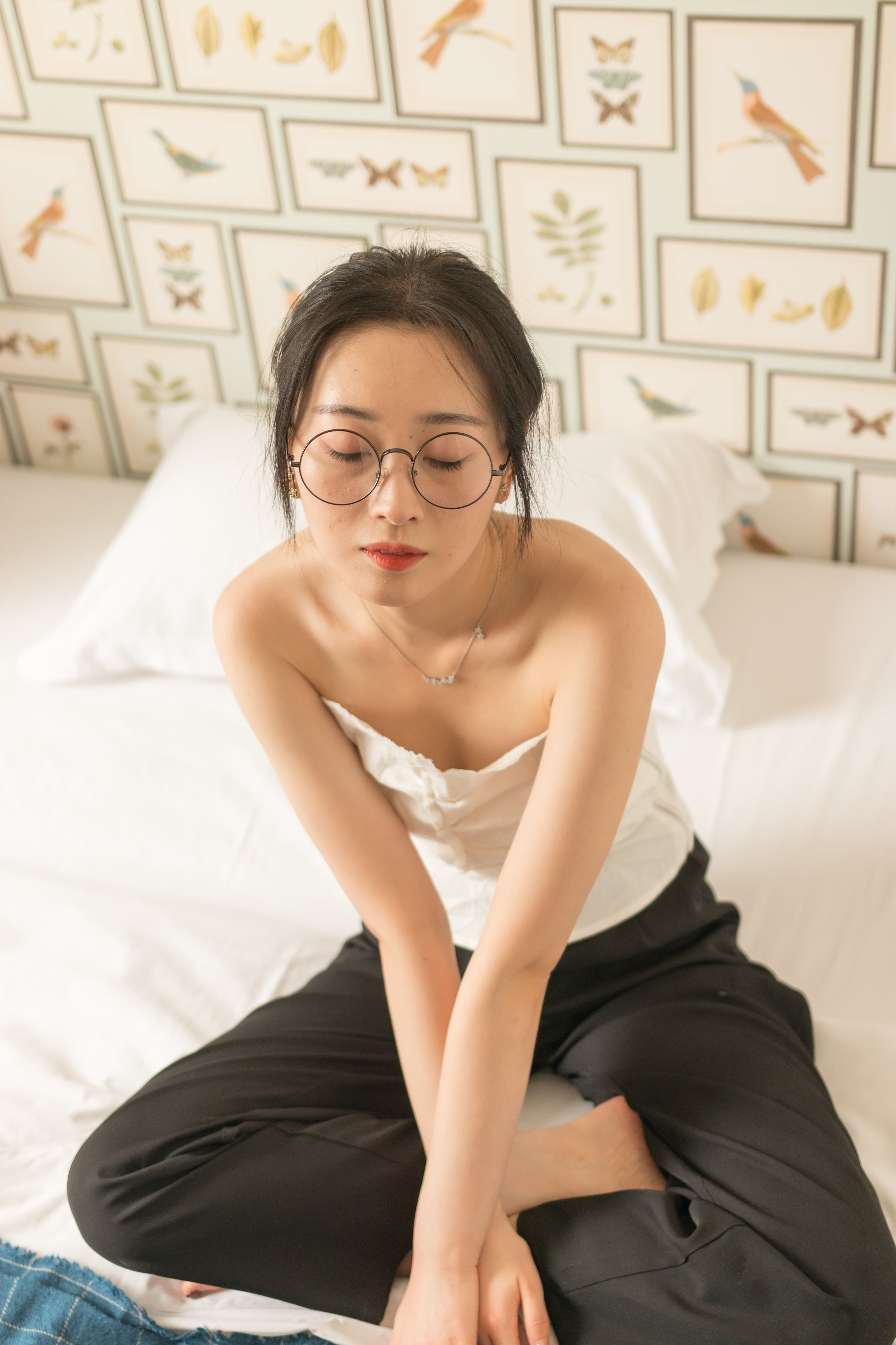 眼镜妹子看上去就是骚