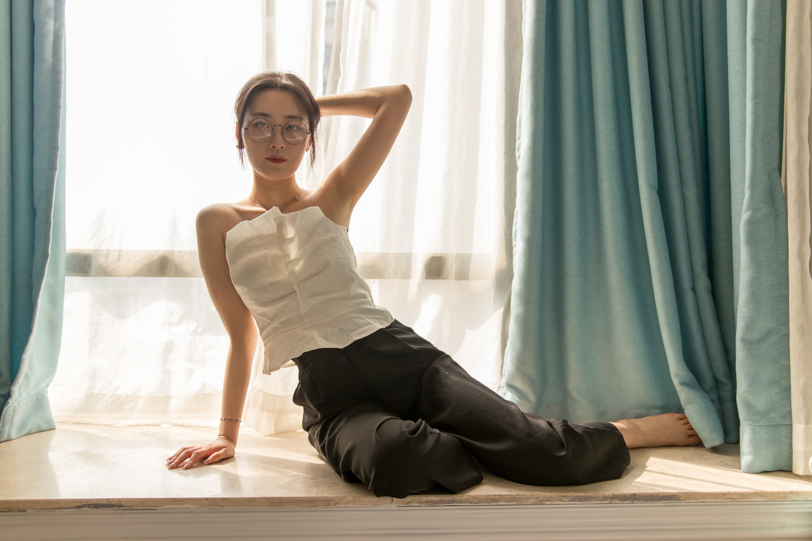 眼镜妹子看上去就是骚