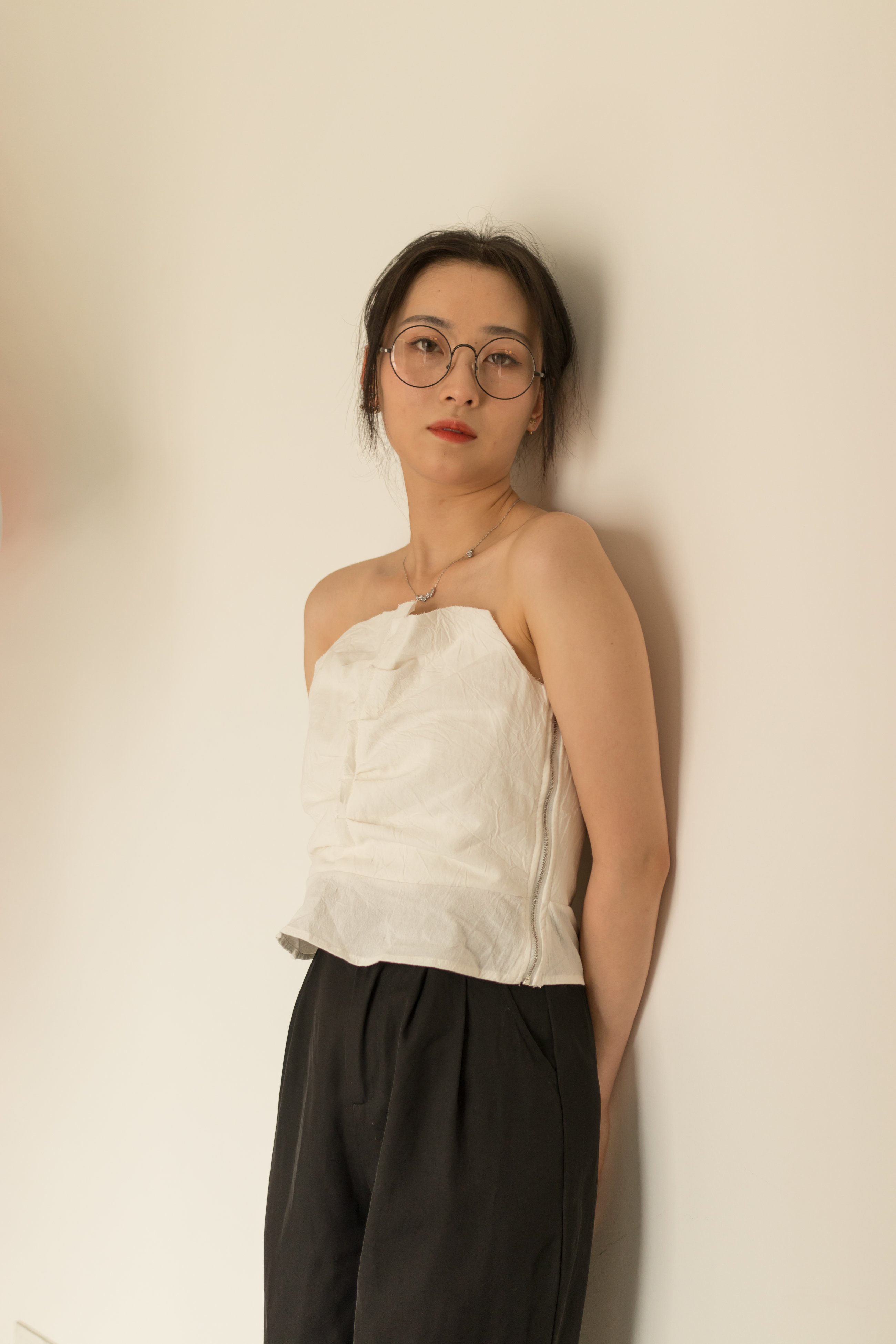 眼镜妹子看上去就是骚