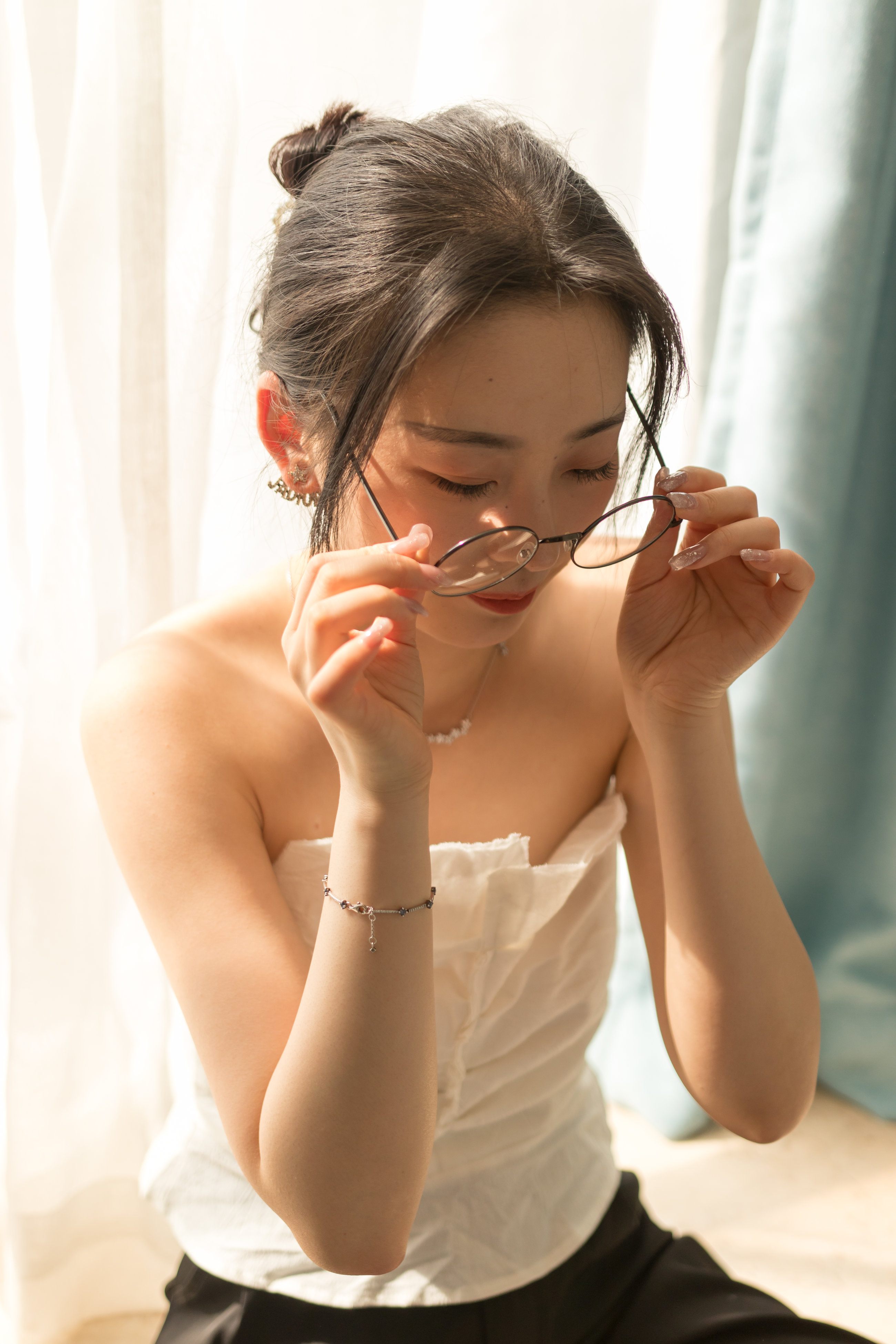 眼镜妹子看上去就是骚