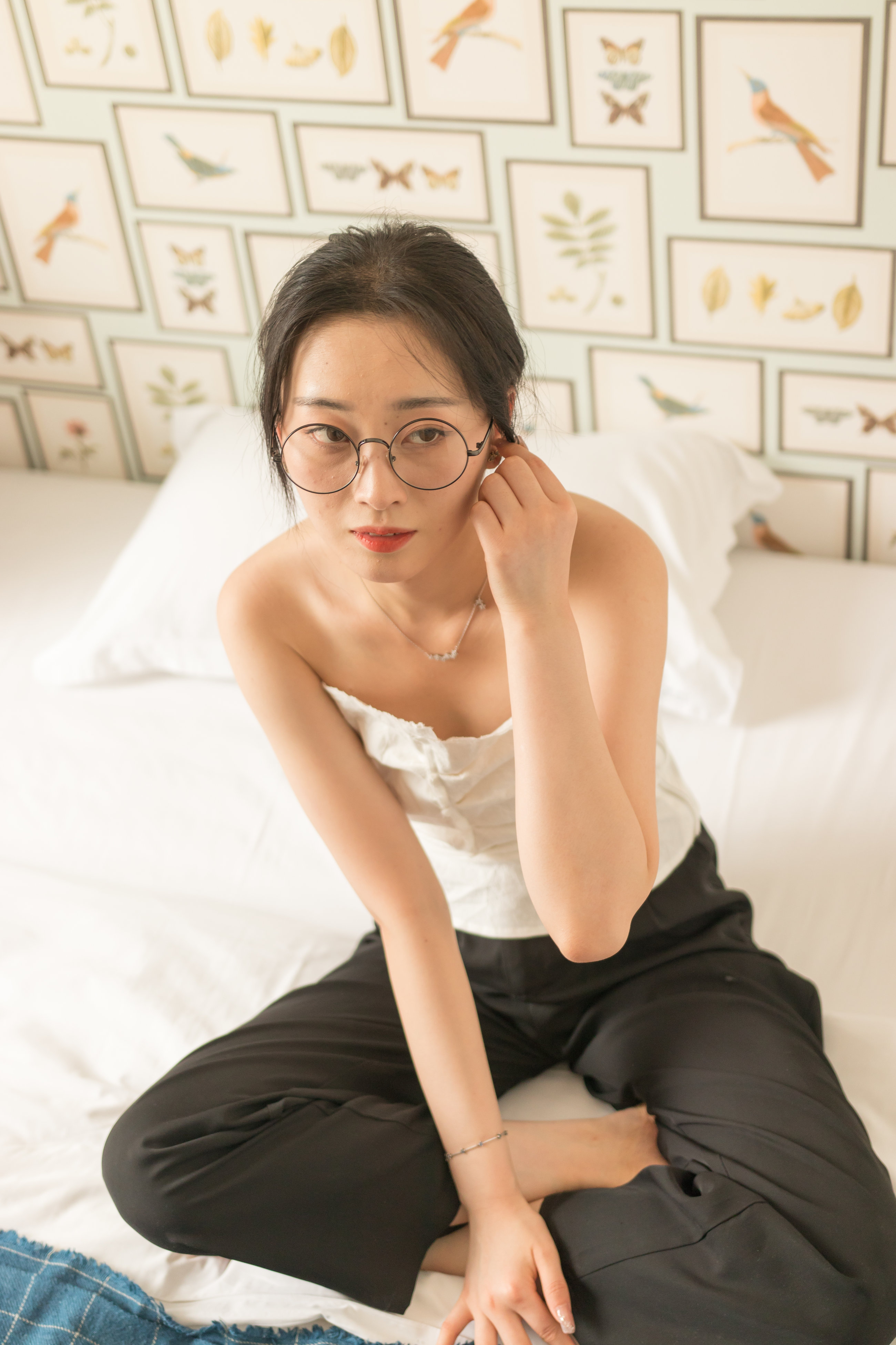 眼镜妹子看上去就是骚