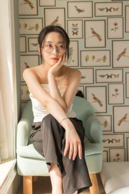 眼镜妹子看上去就是骚