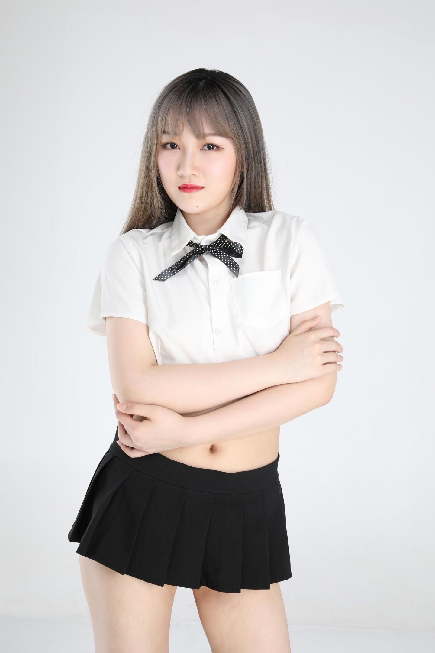超级白嫩的圆脸小姐姐