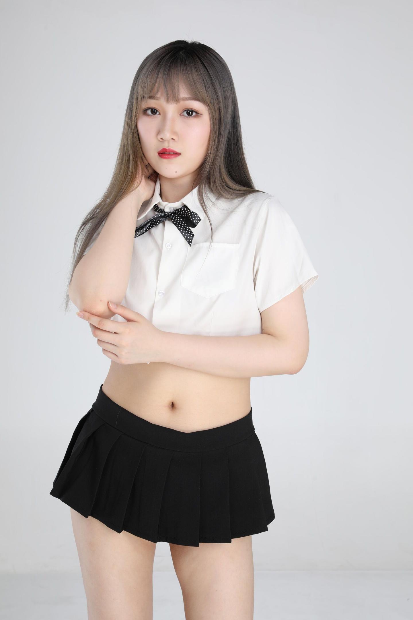 超级白嫩的圆脸小姐姐
