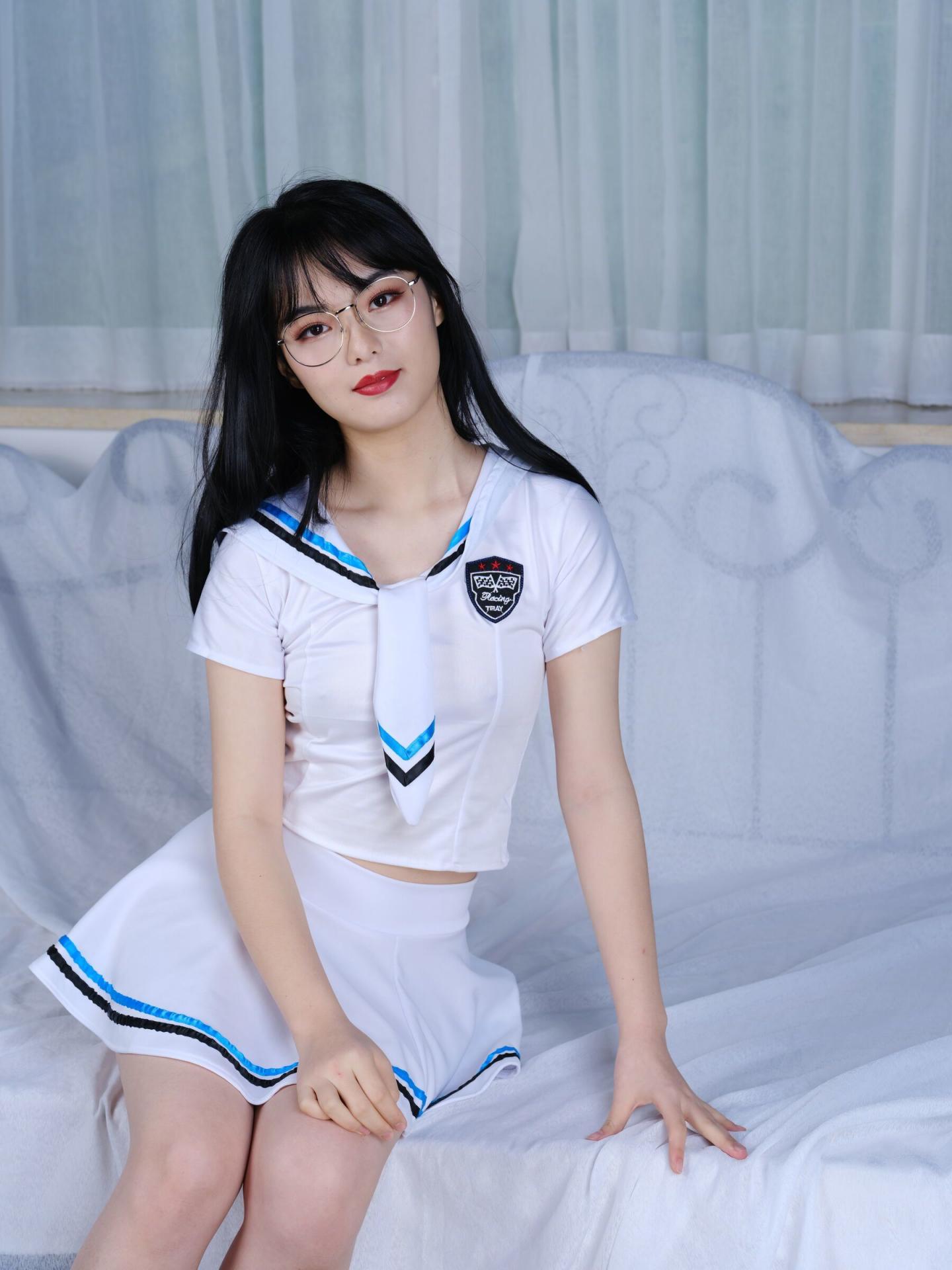 风骚且清纯的JK眼镜娘