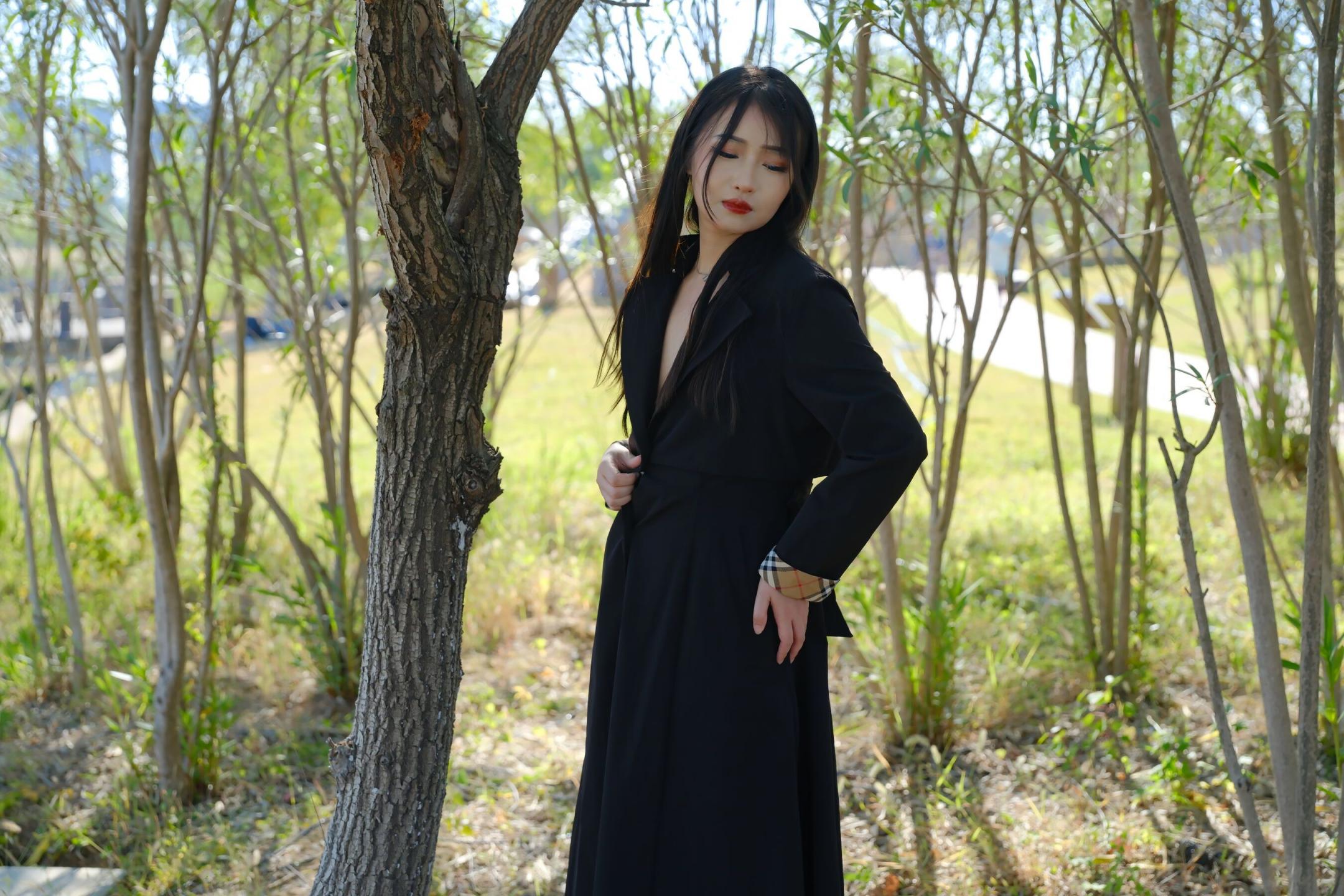 小树林里美妙的少妇