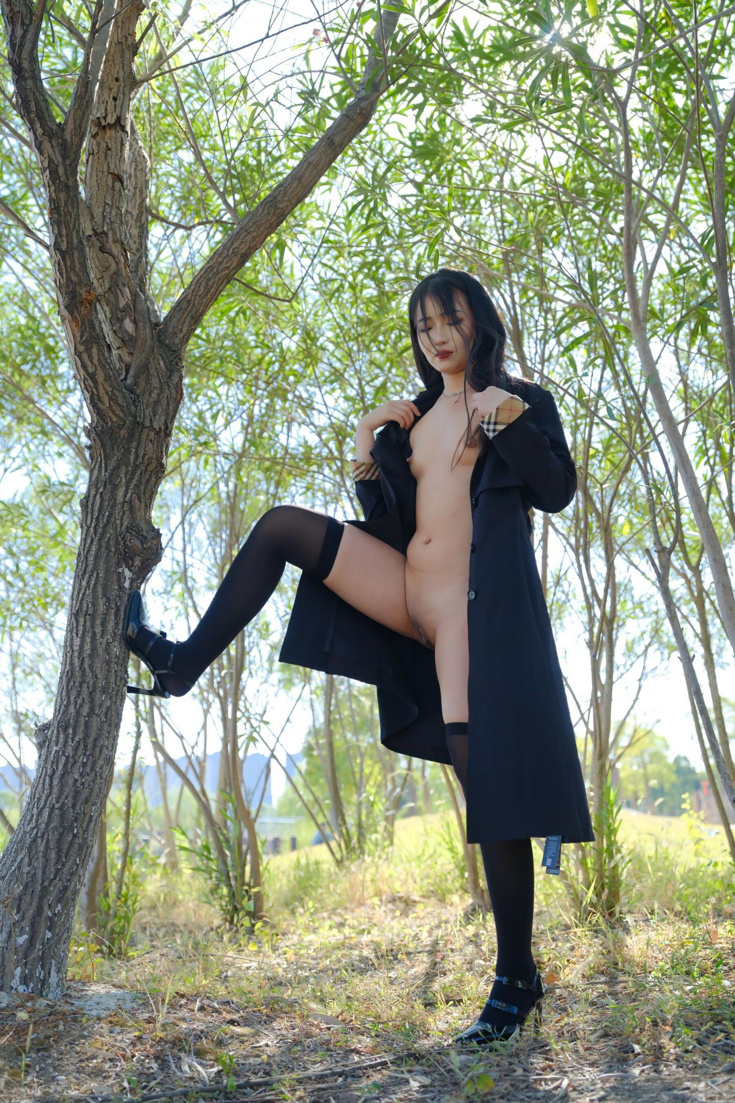 小树林里美妙的少妇