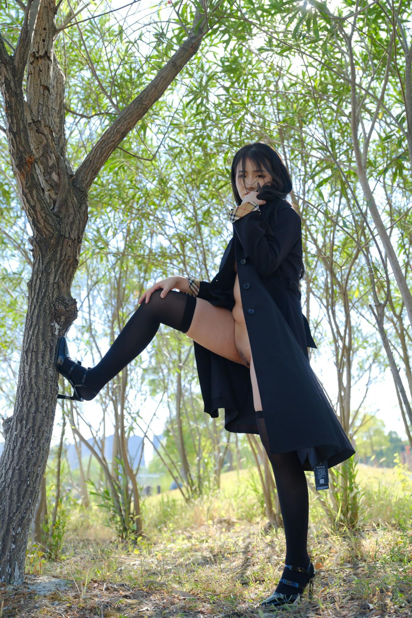小树林里美妙的少妇
