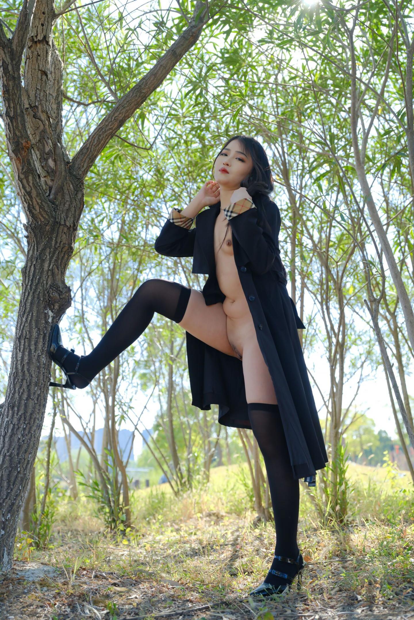 小树林里美妙的少妇