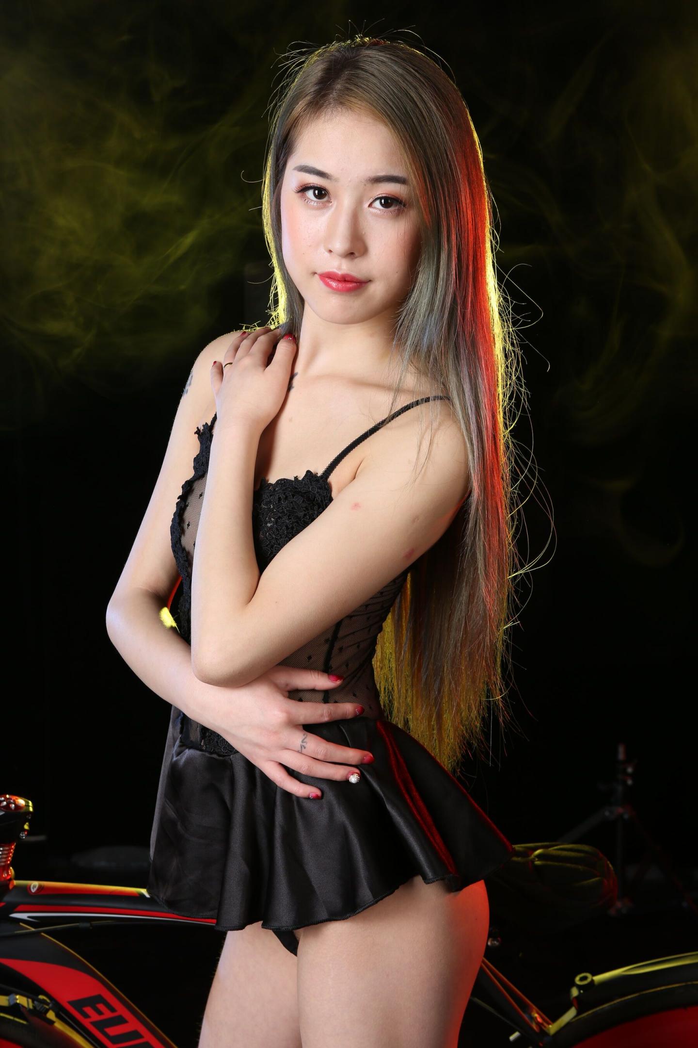 这少妇看上去还挺骚的