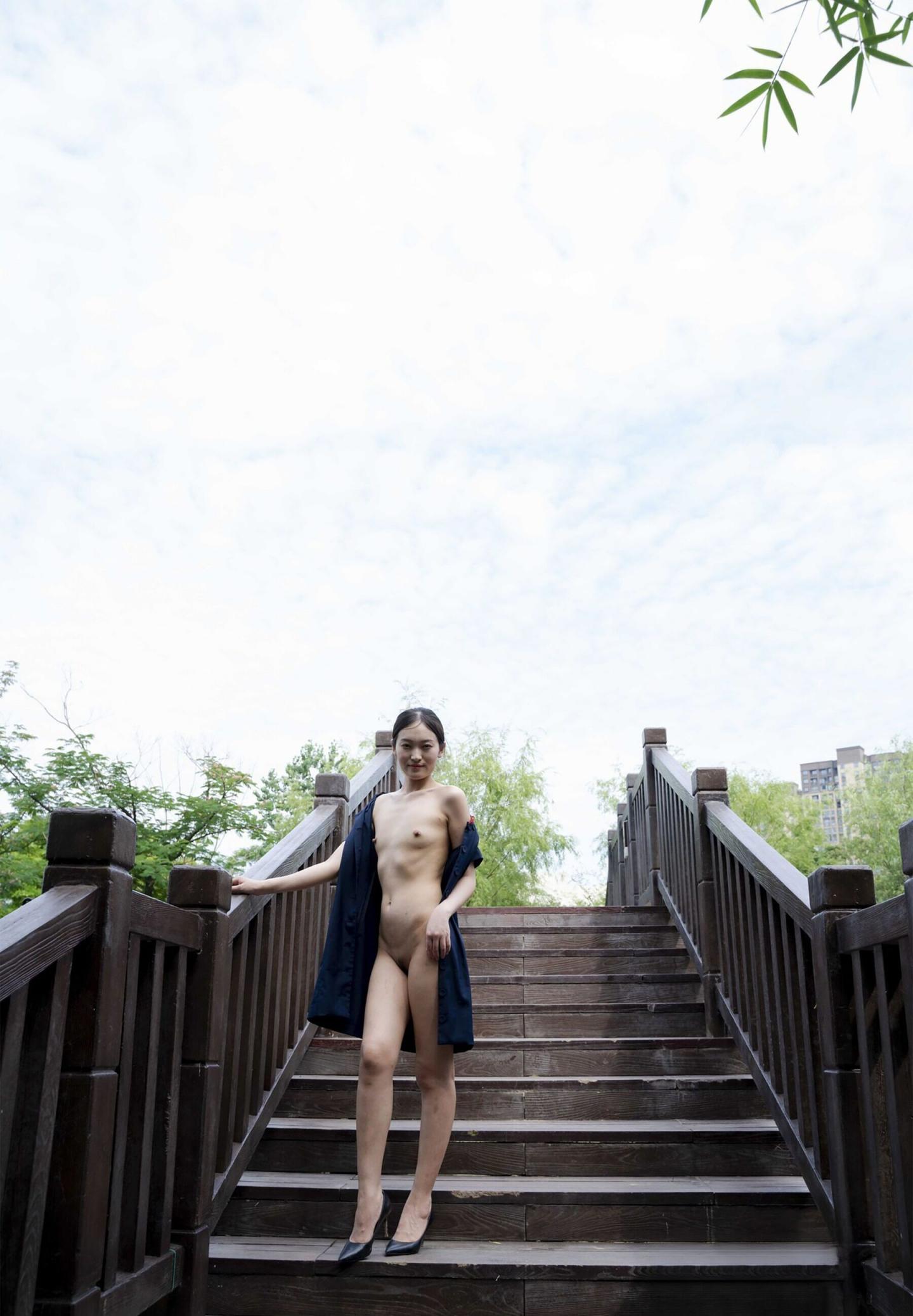 野外露出的妹子是真舒服
