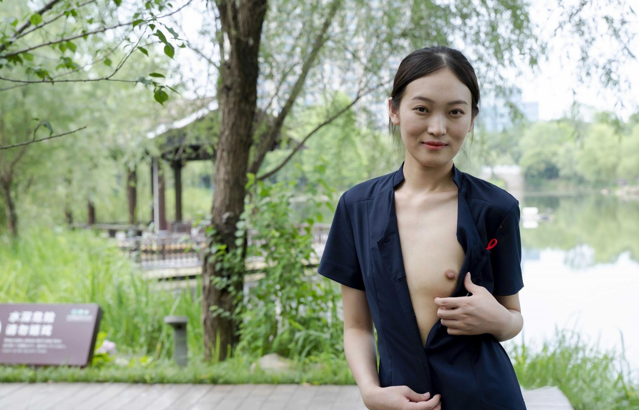 野外露出的妹子是真舒服
