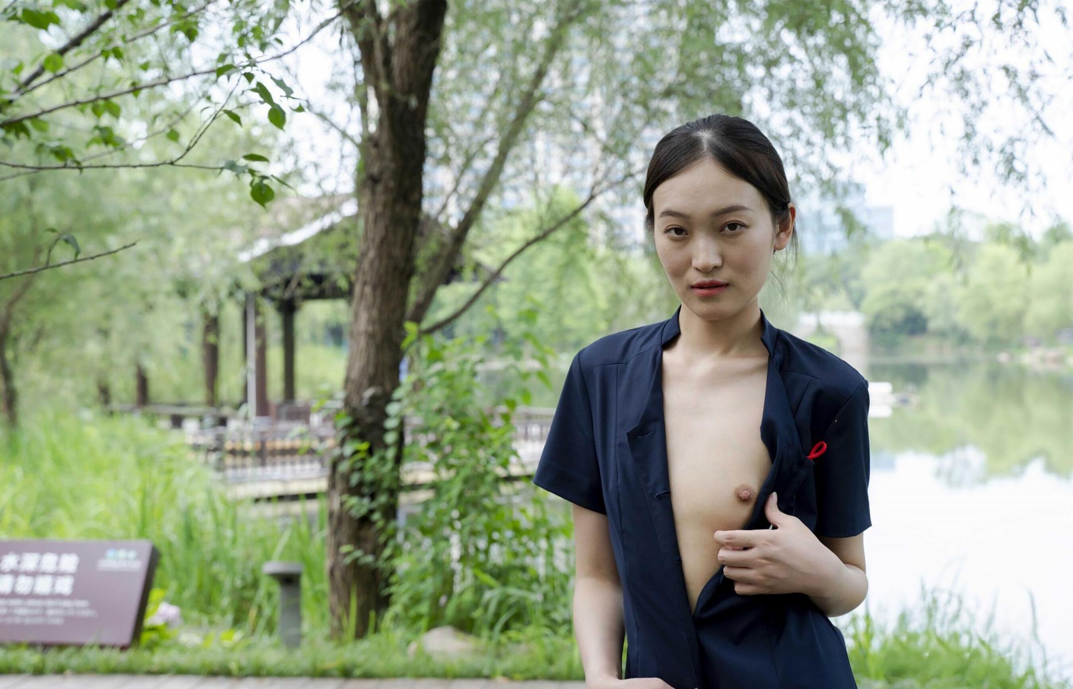 野外露出的妹子是真舒服