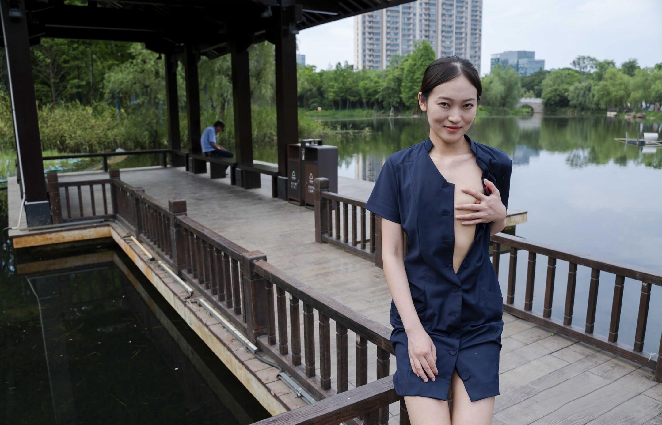 野外露出的妹子是真舒服