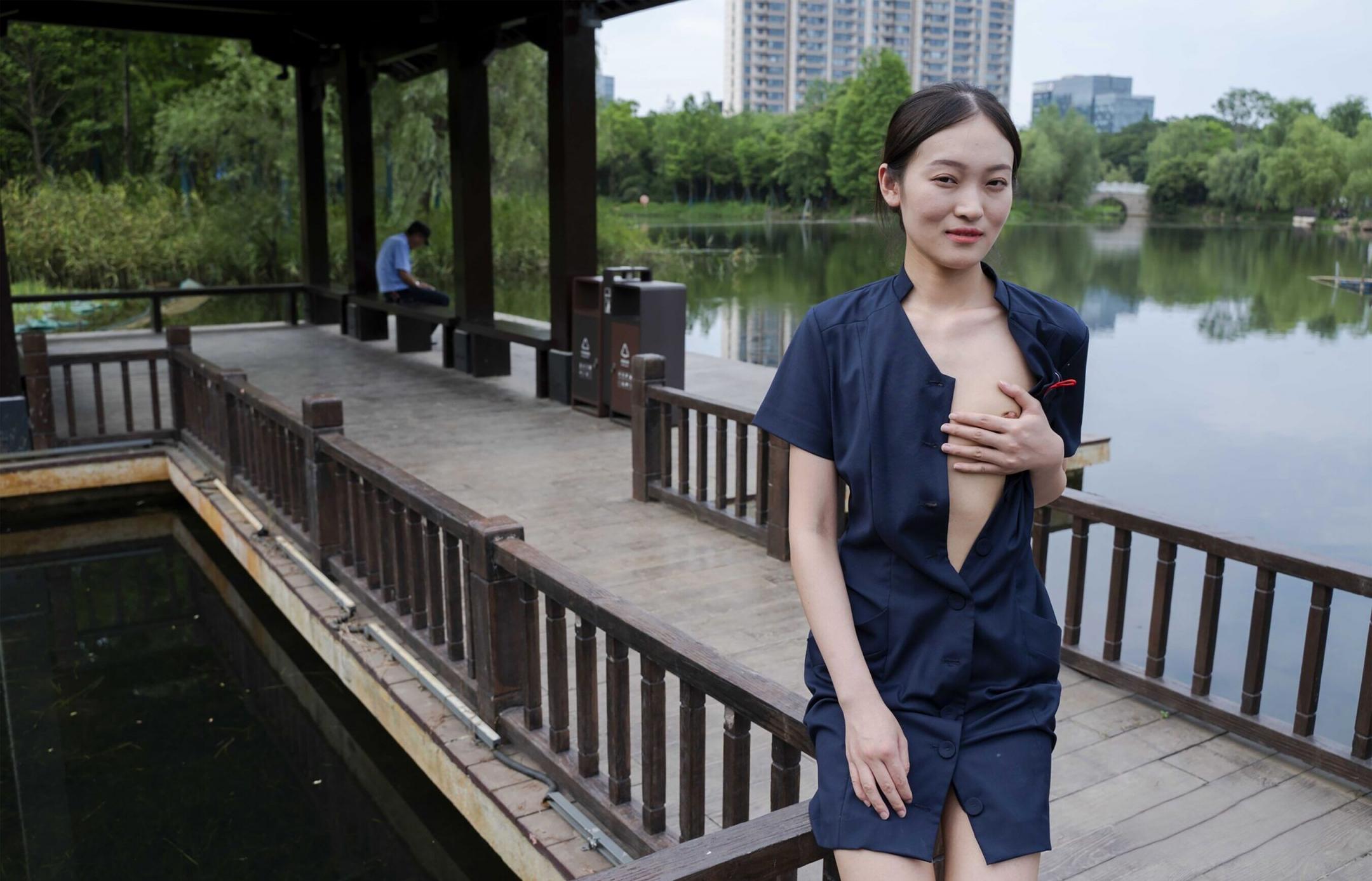 野外露出的妹子是真舒服