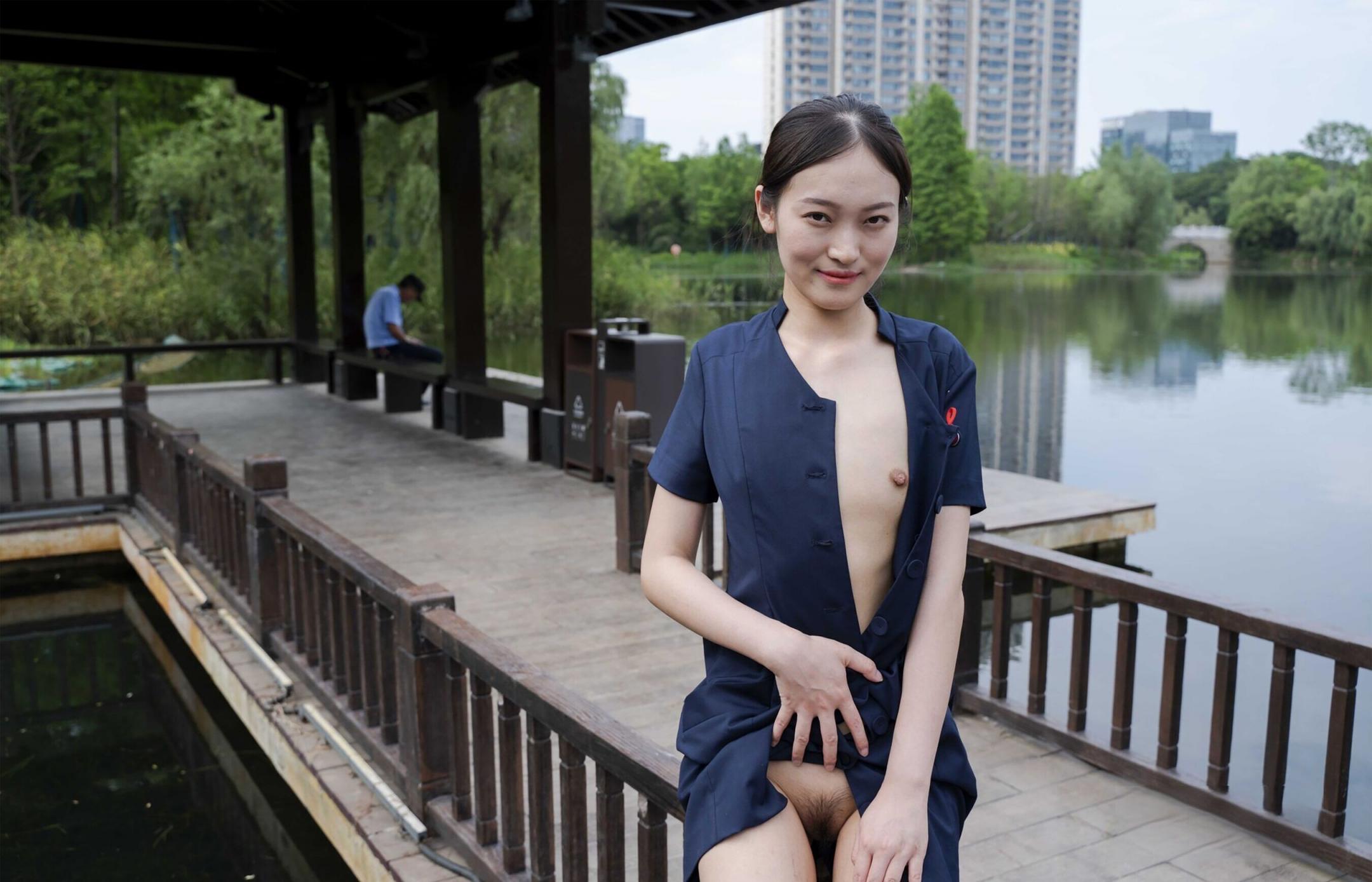 野外露出的妹子是真舒服
