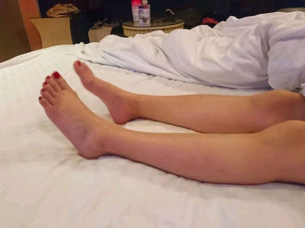 这样的美足 真想放在嘴里吸个不停
