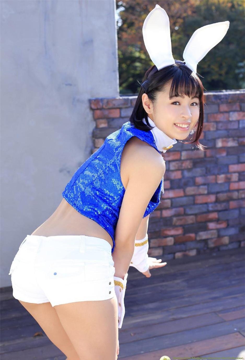 90后短发女神性感撩人女仆装写真