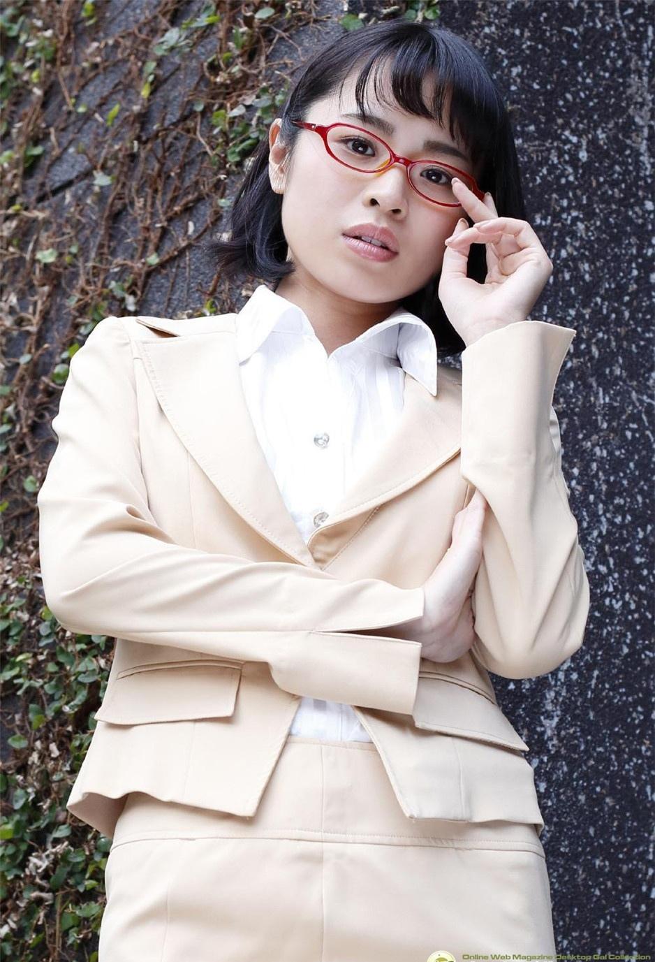 90后短发女神性感撩人女仆装写真