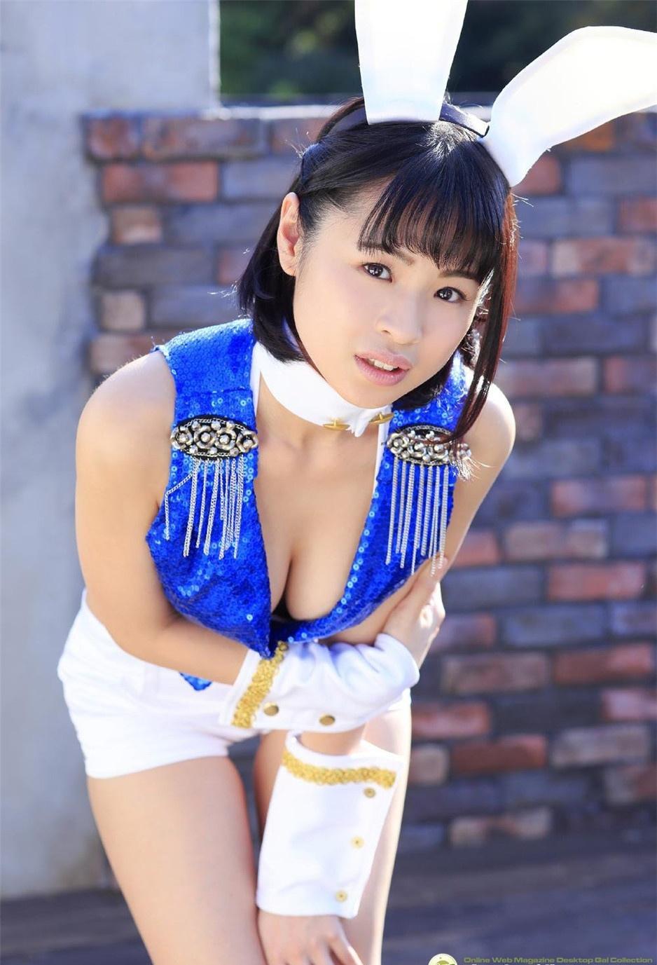 90后短发女神性感撩人女仆装写真