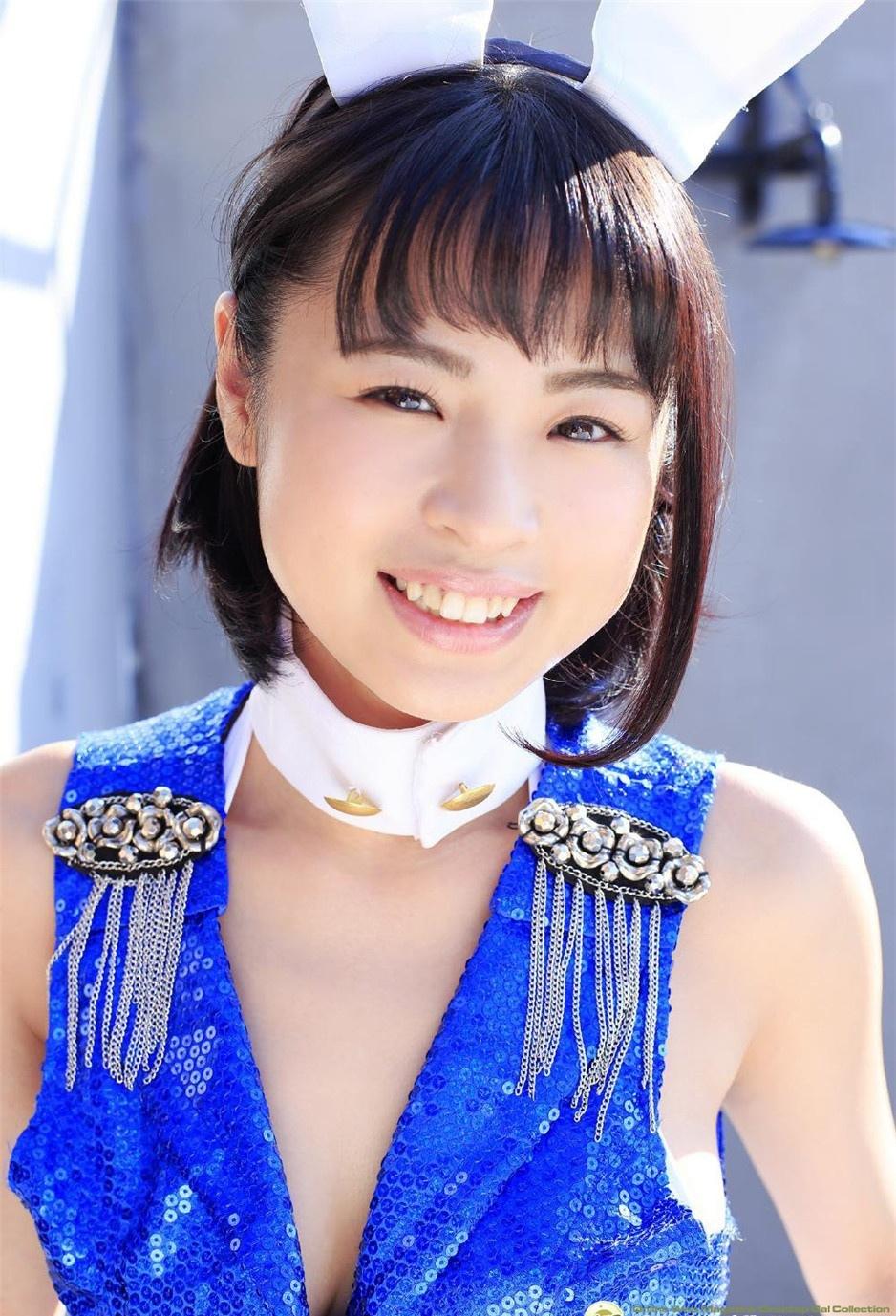 90后短发女神性感撩人女仆装写真