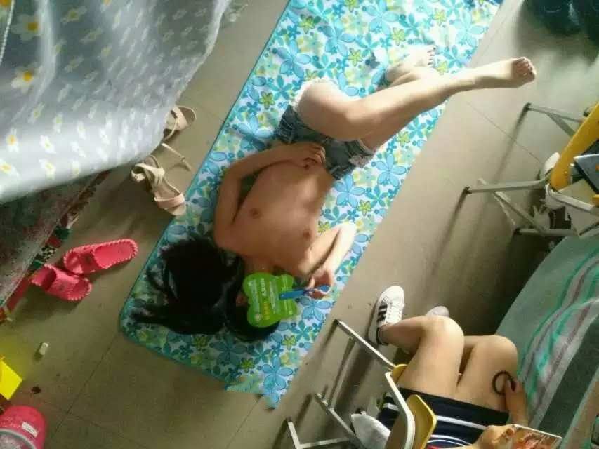 98年如假包换学生妹，露脸自拍