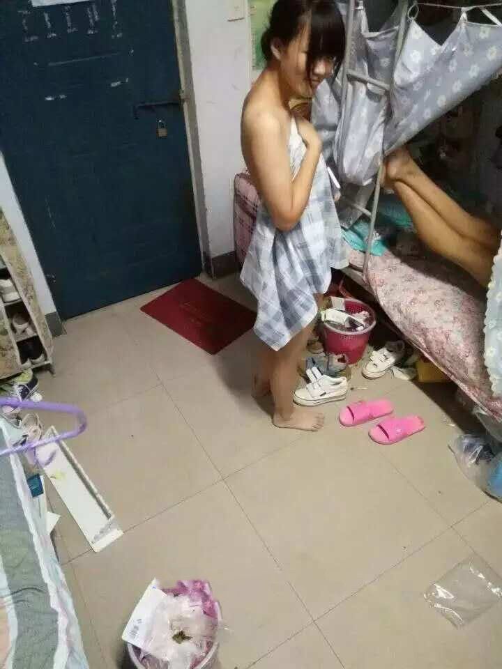 98年如假包换学生妹，露脸自拍