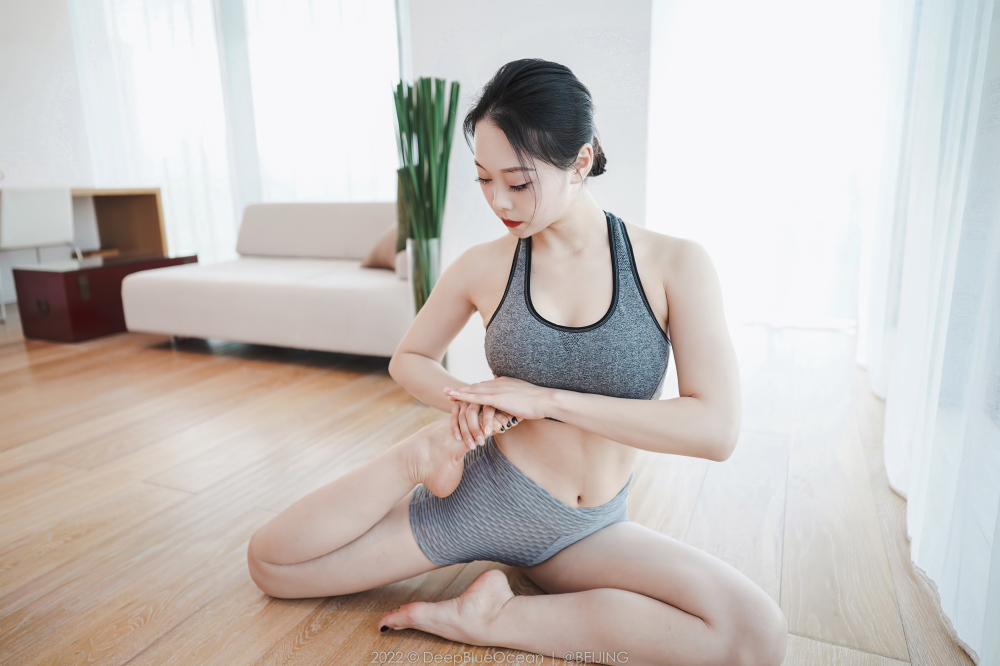 体态优美的瑜伽妹子