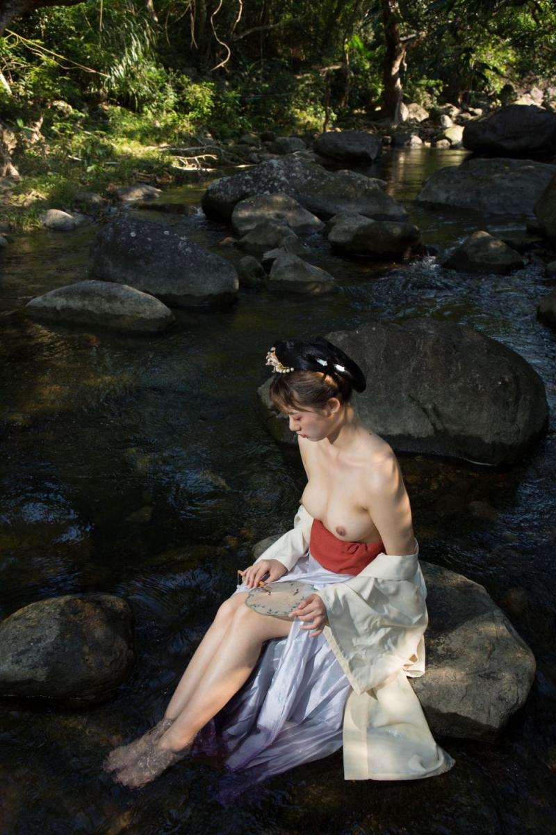溪水边的极品古装白嫩妹子