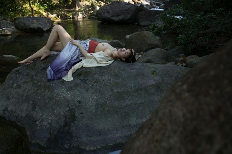 溪水边的极品古装白嫩妹子
