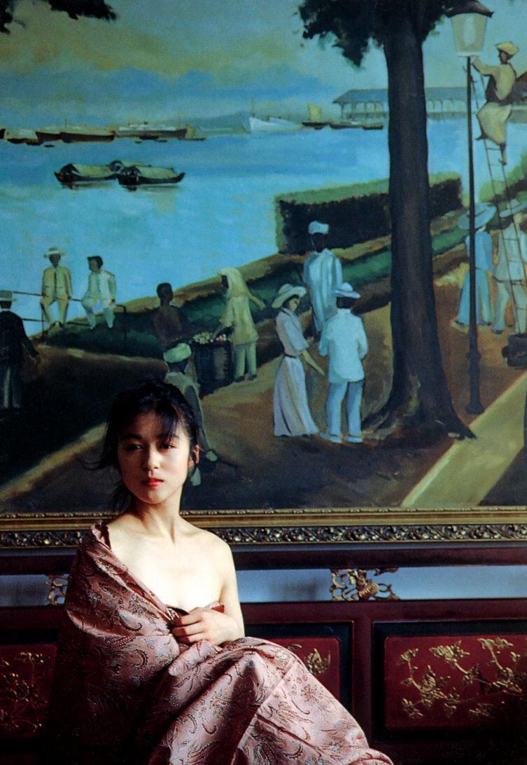 《女机器人》女主——青山知可子–《亚热带气候》写真
