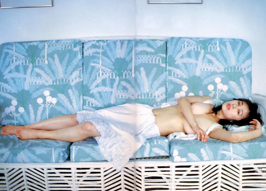 《女机器人》女主——青山知可子–《亚热带气候》写真