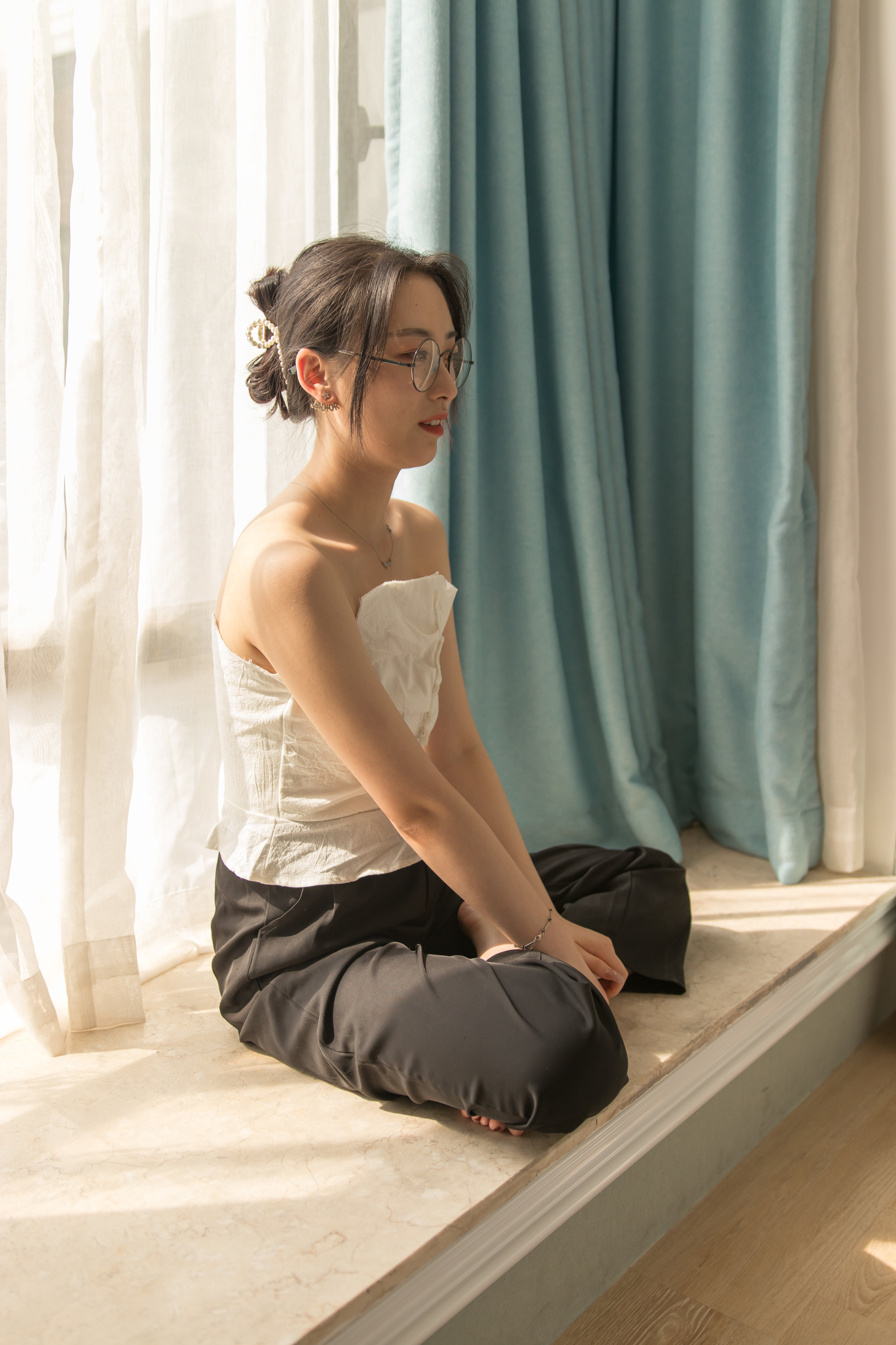 眼镜妹子看上去就是骚