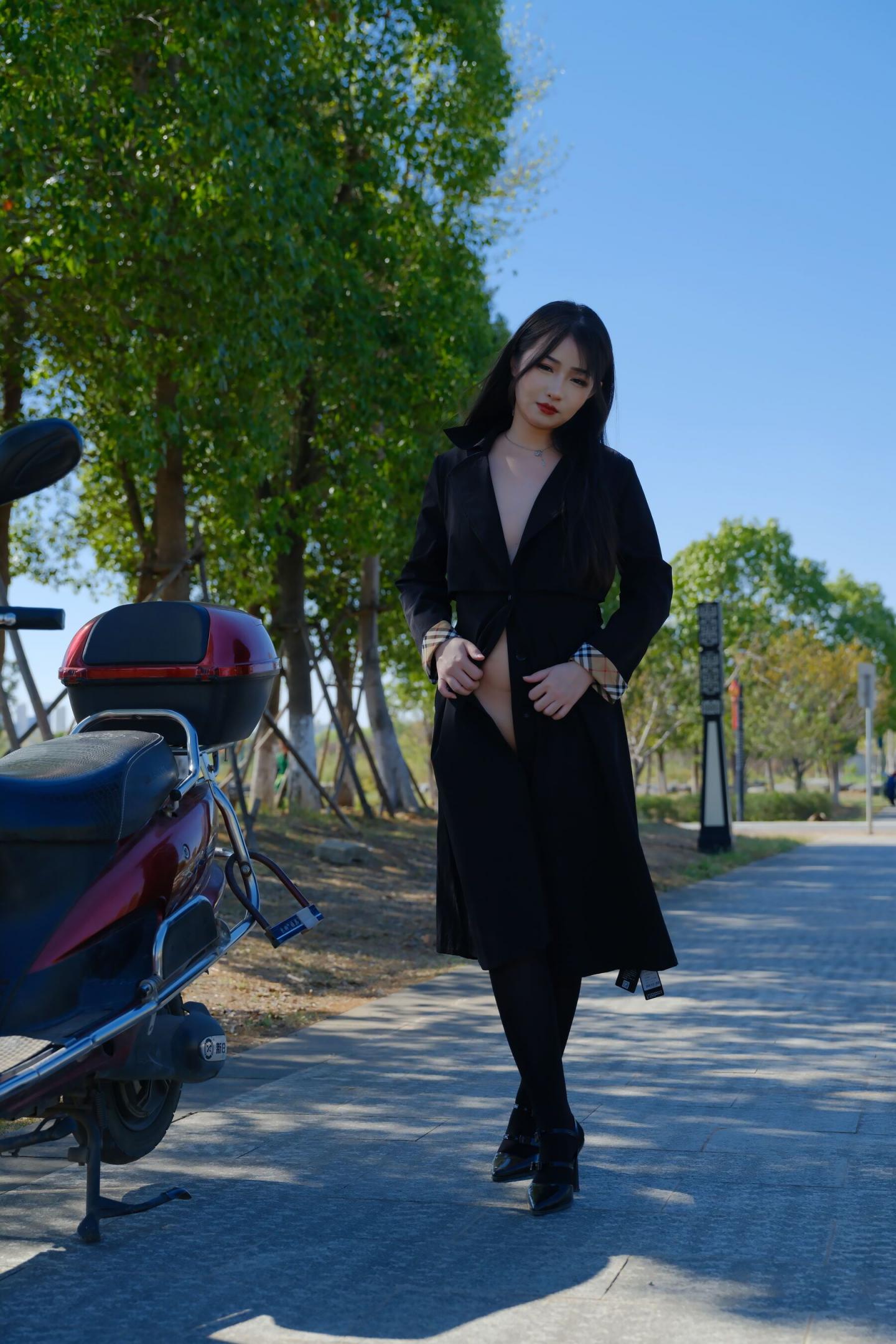 爱外露的极品黑丝白虎少妇