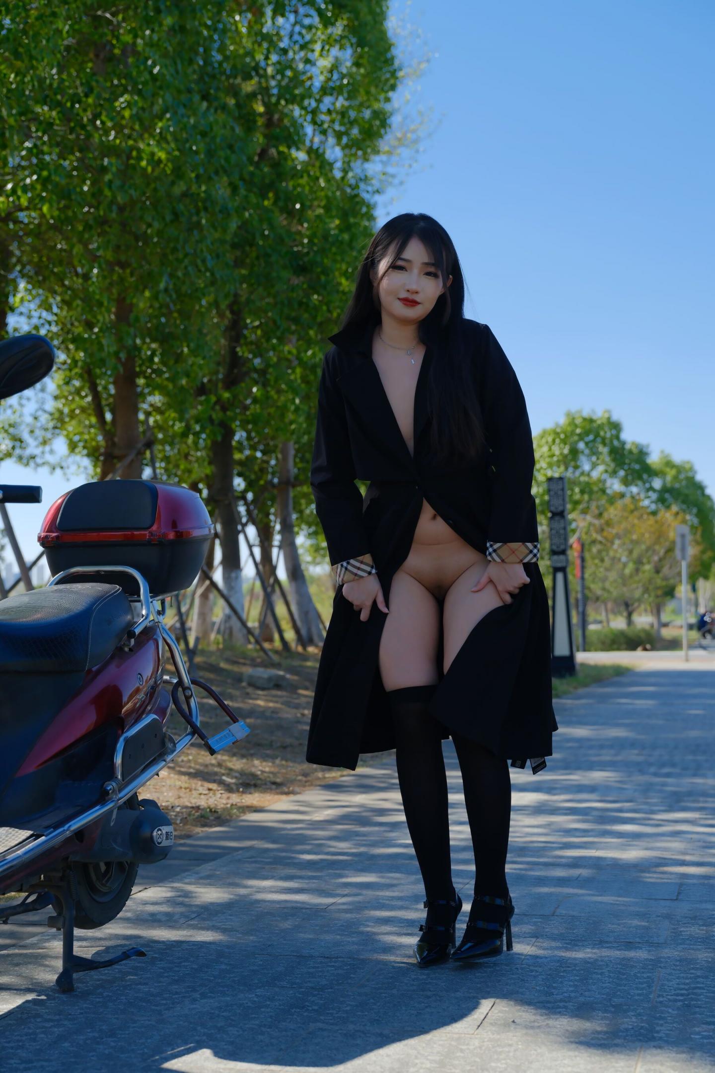 爱外露的极品黑丝白虎少妇