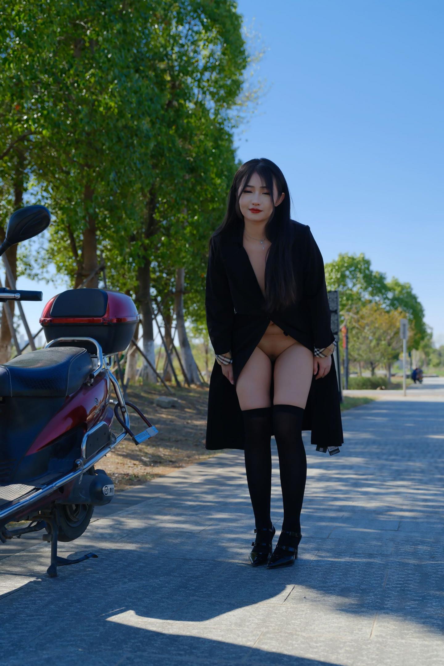爱外露的极品黑丝白虎少妇