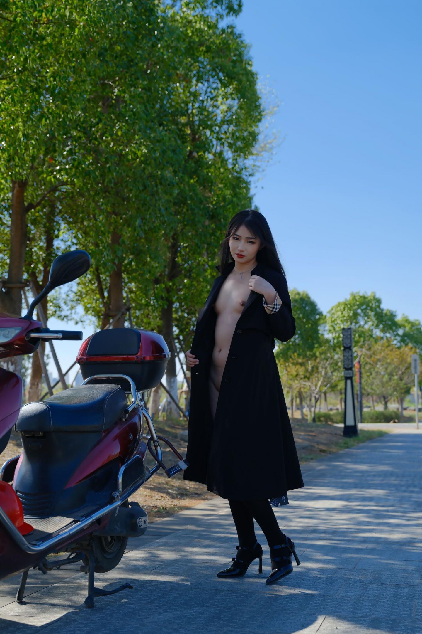 爱外露的极品黑丝白虎少妇