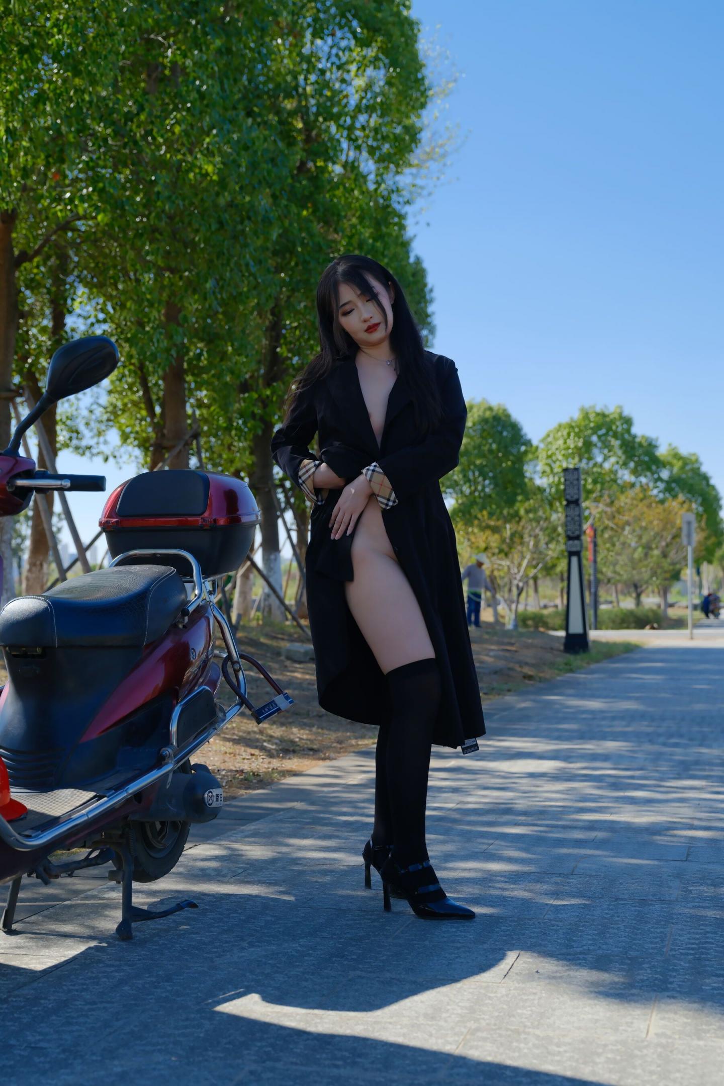 爱外露的极品黑丝白虎少妇