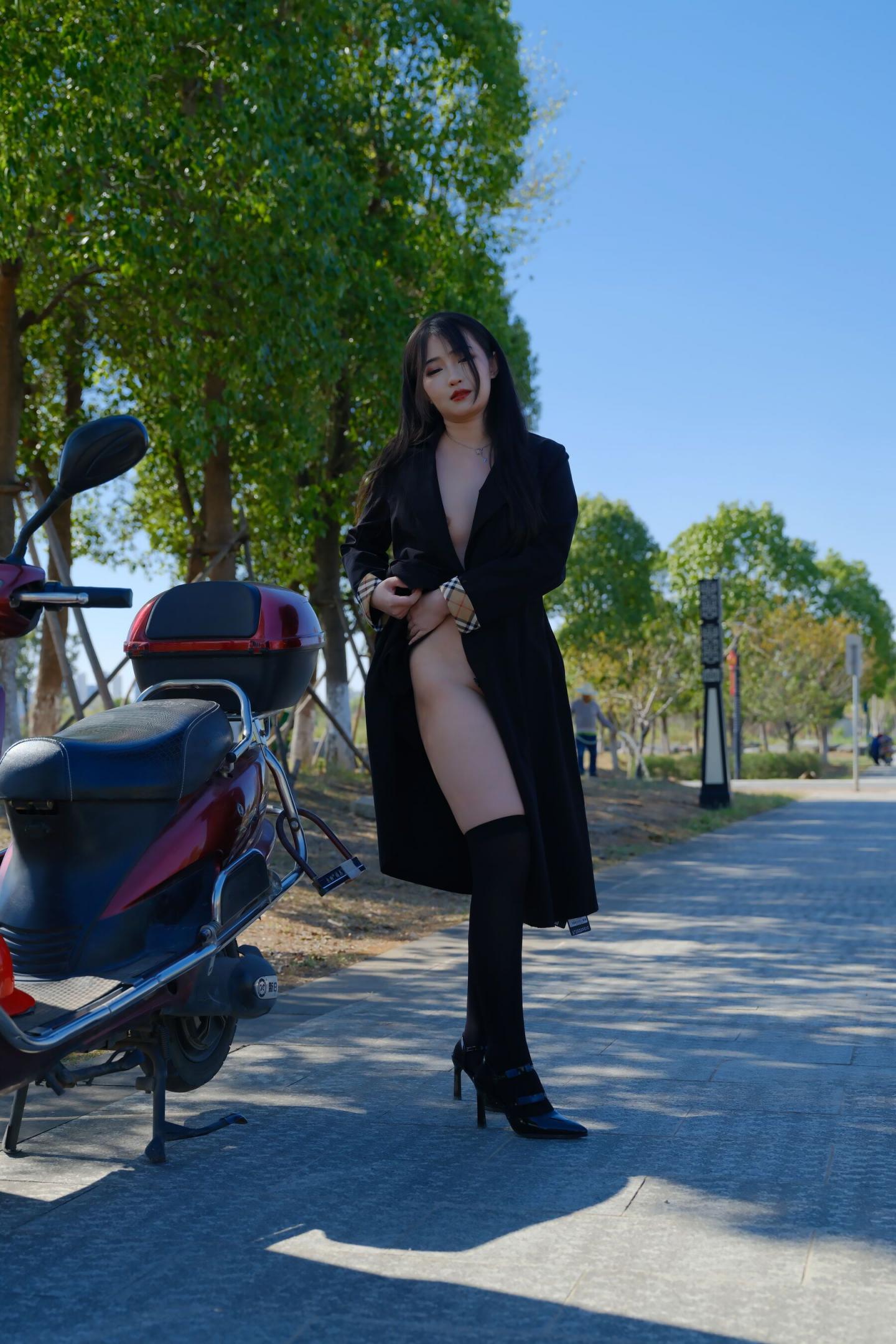 爱外露的极品黑丝白虎少妇