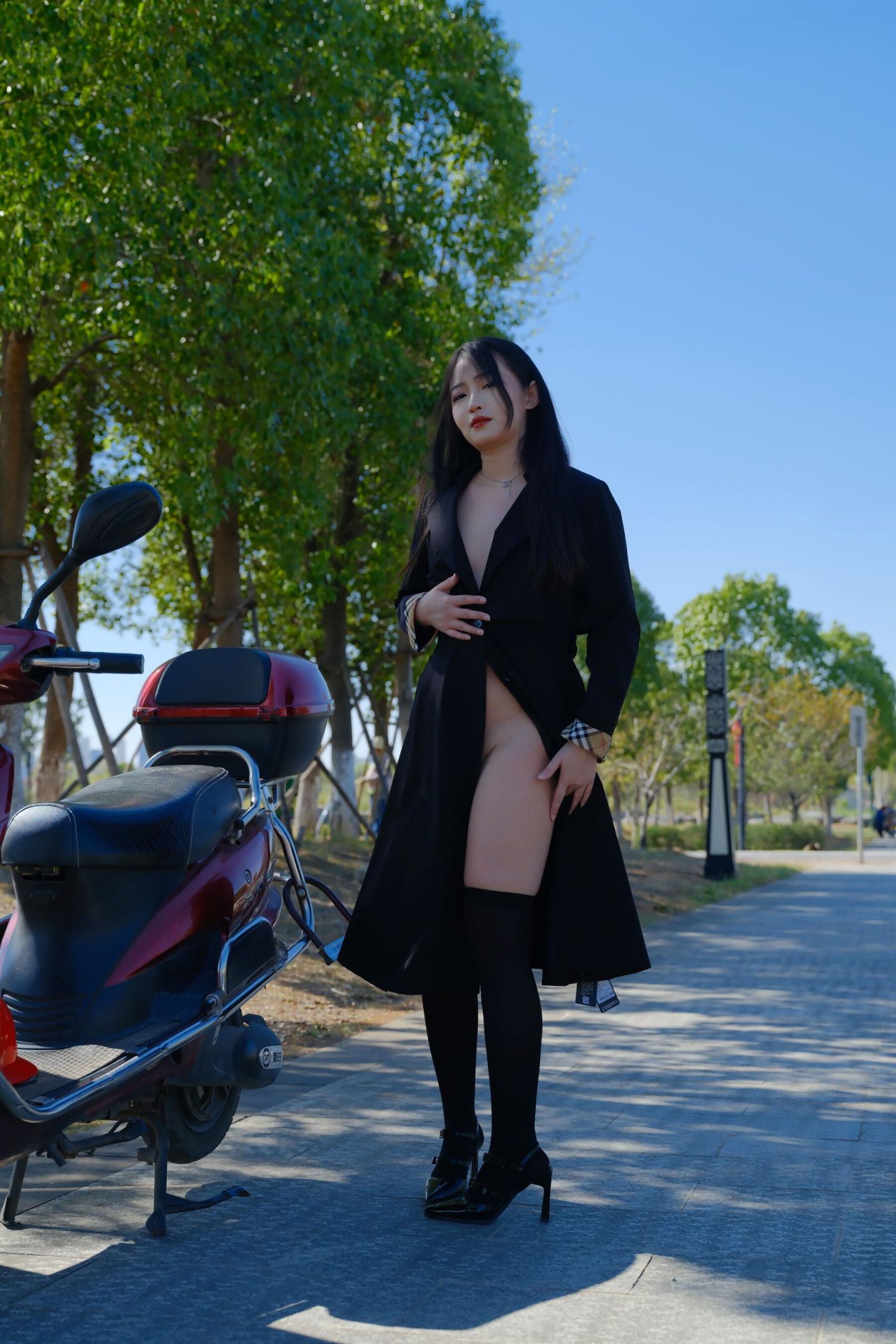 爱外露的极品黑丝白虎少妇
